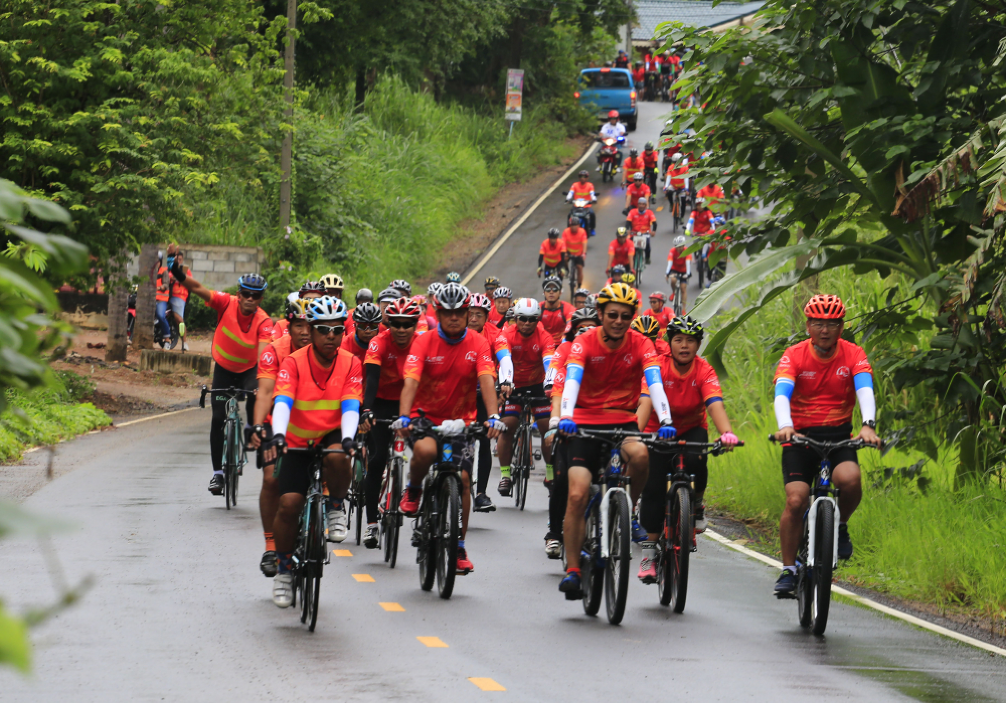 Hundreds take part in last leg of cycling event