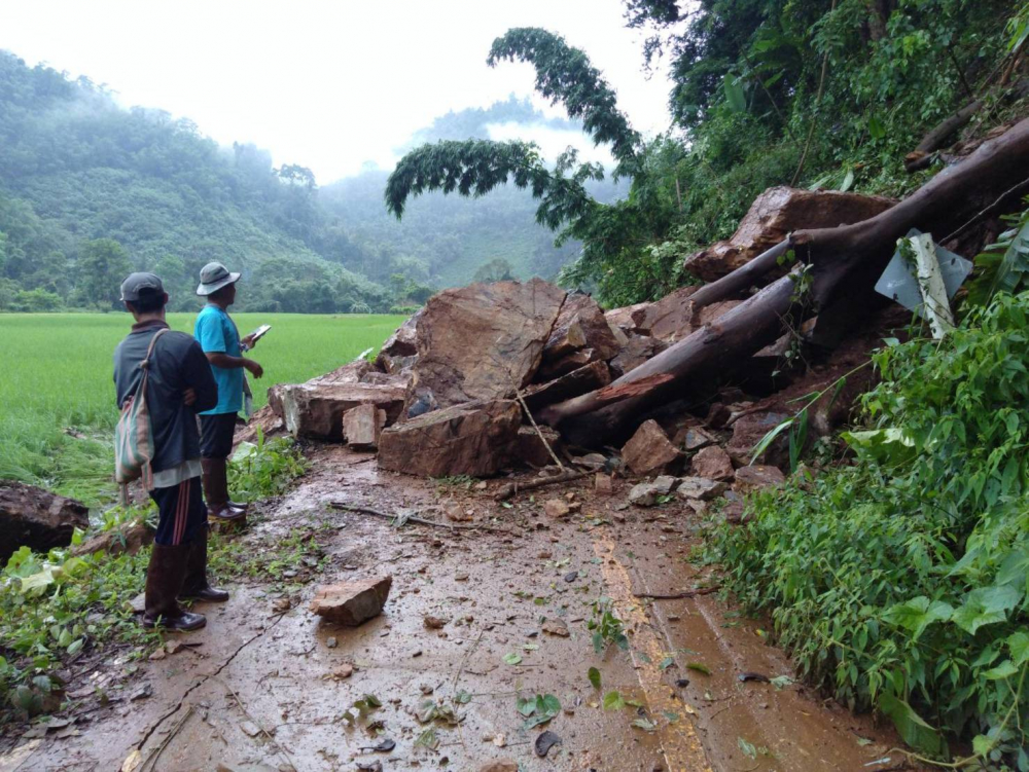 Landslide leaves large rocks blocking Mae Hong Son roads