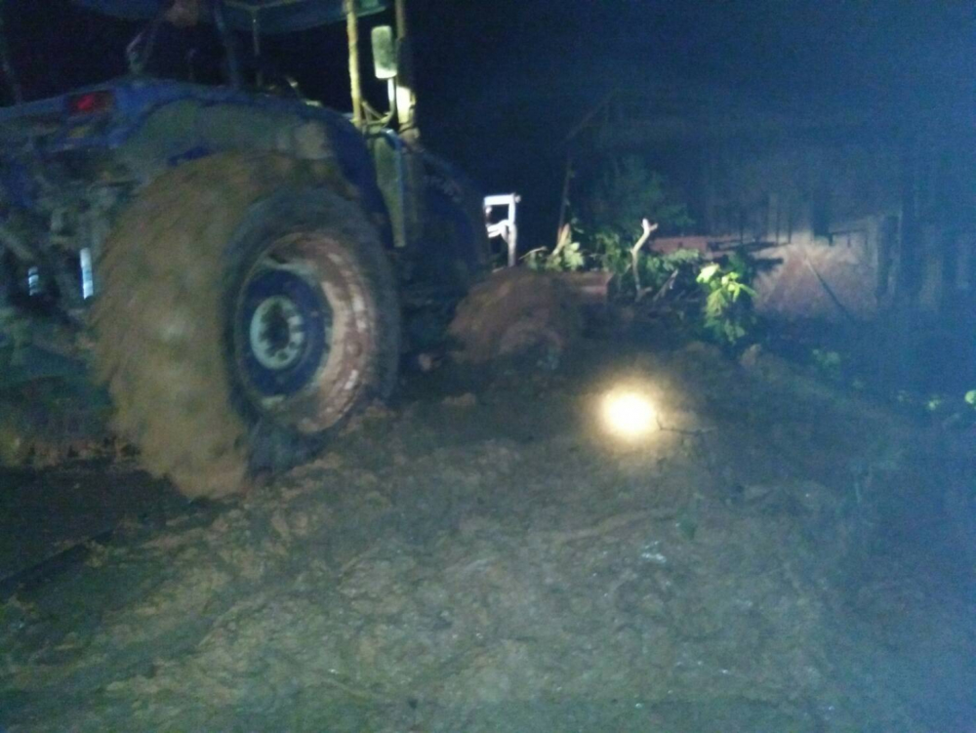 Landslide leaves large rocks blocking Mae Hong Son roads