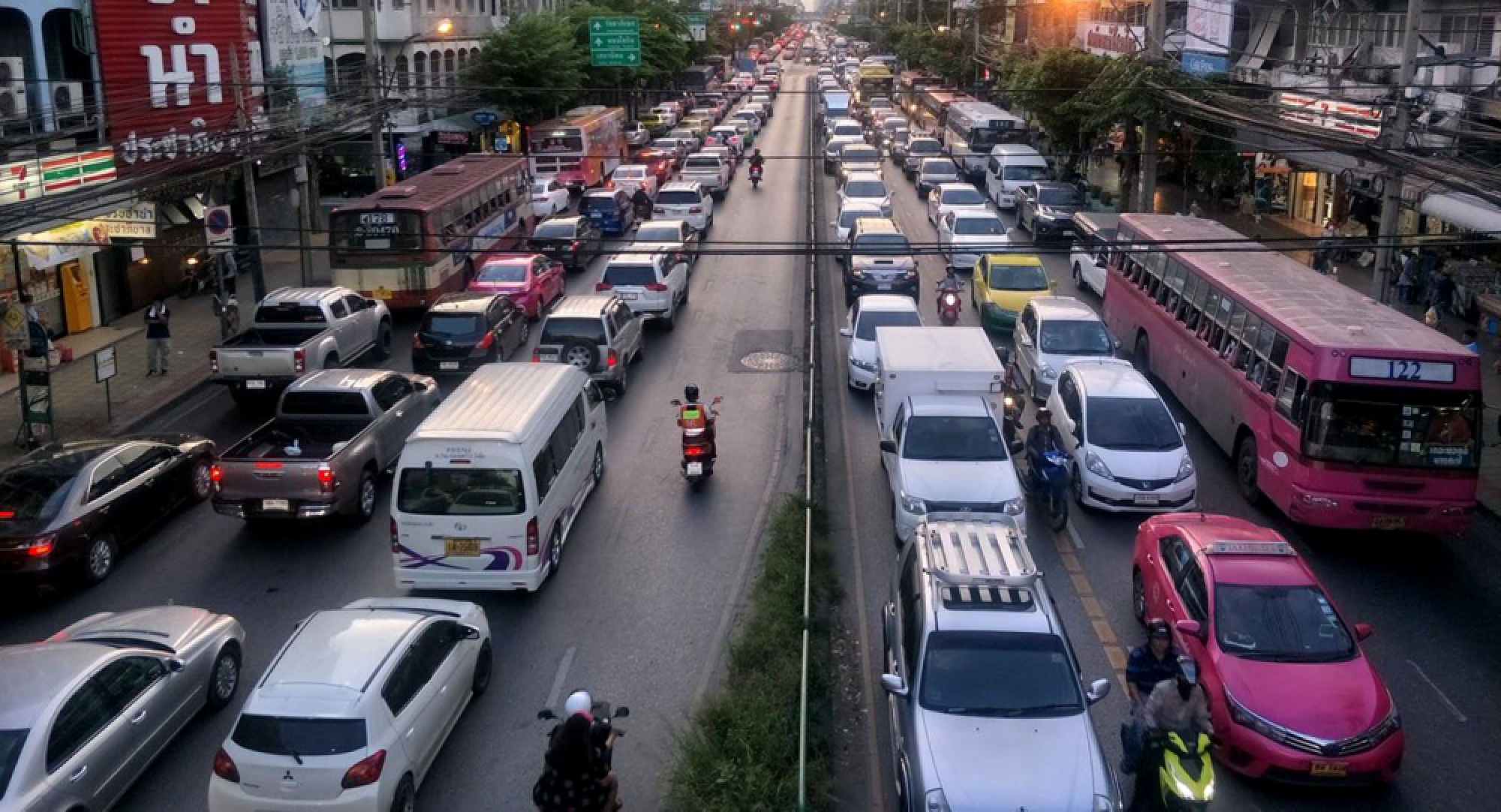 Commuter shortcut in Lat Phrao coming, with towing of parked cars