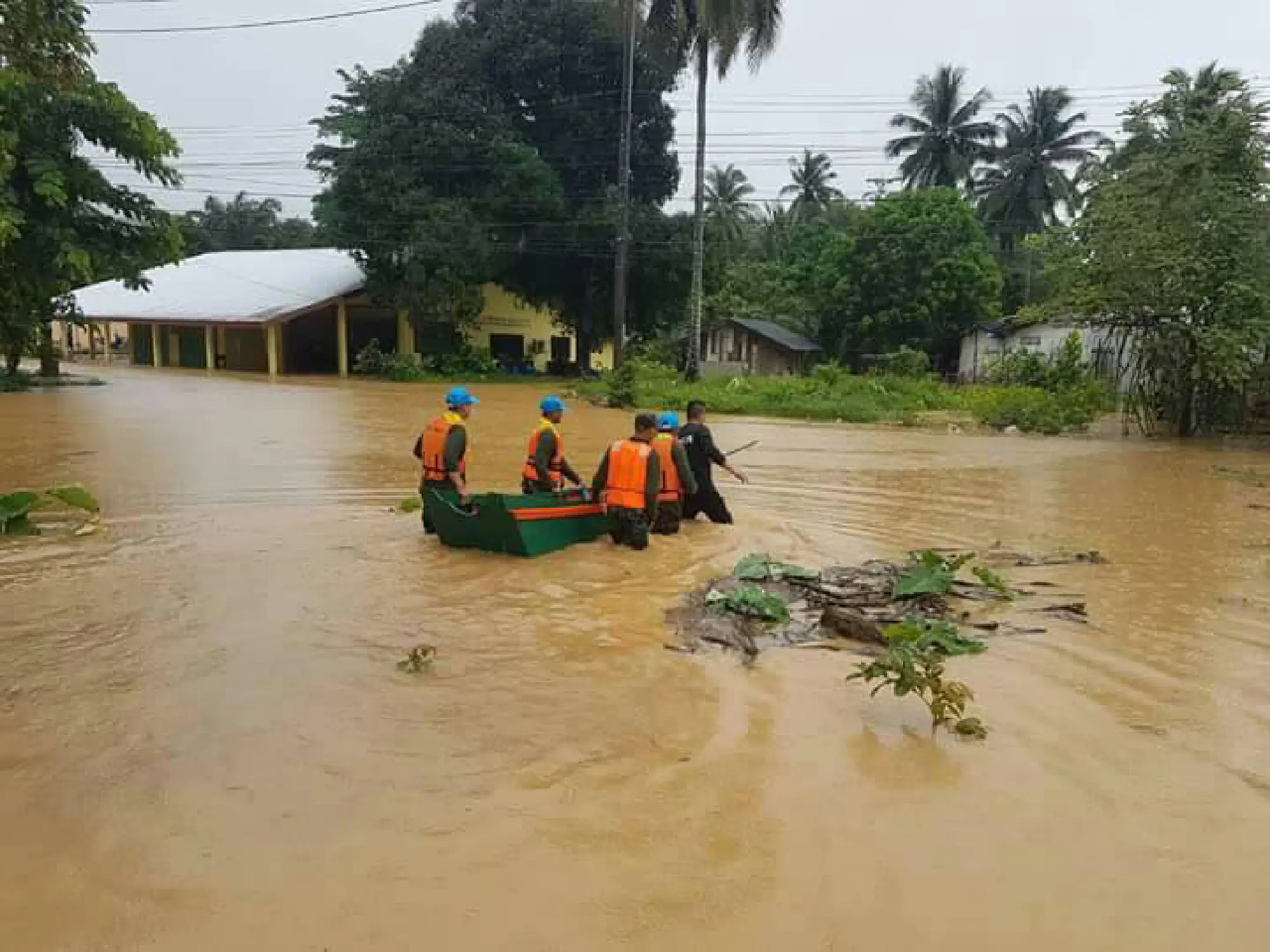 Help rushed to 400 families of flood victims in Ranong