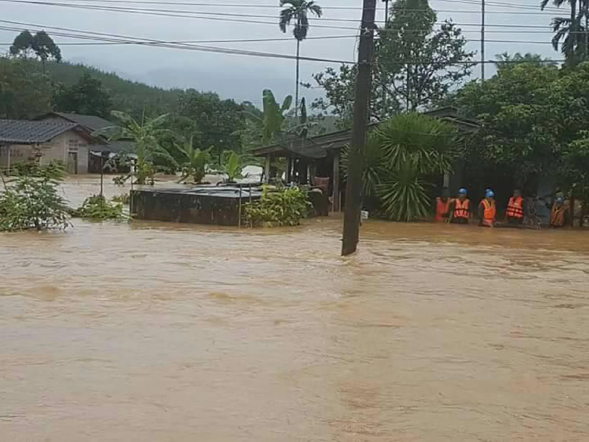 Help rushed to 400 families of flood victims in Ranong