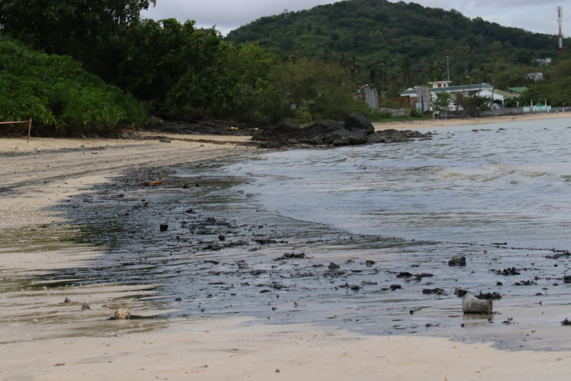 Oil pollutes Phuket beach