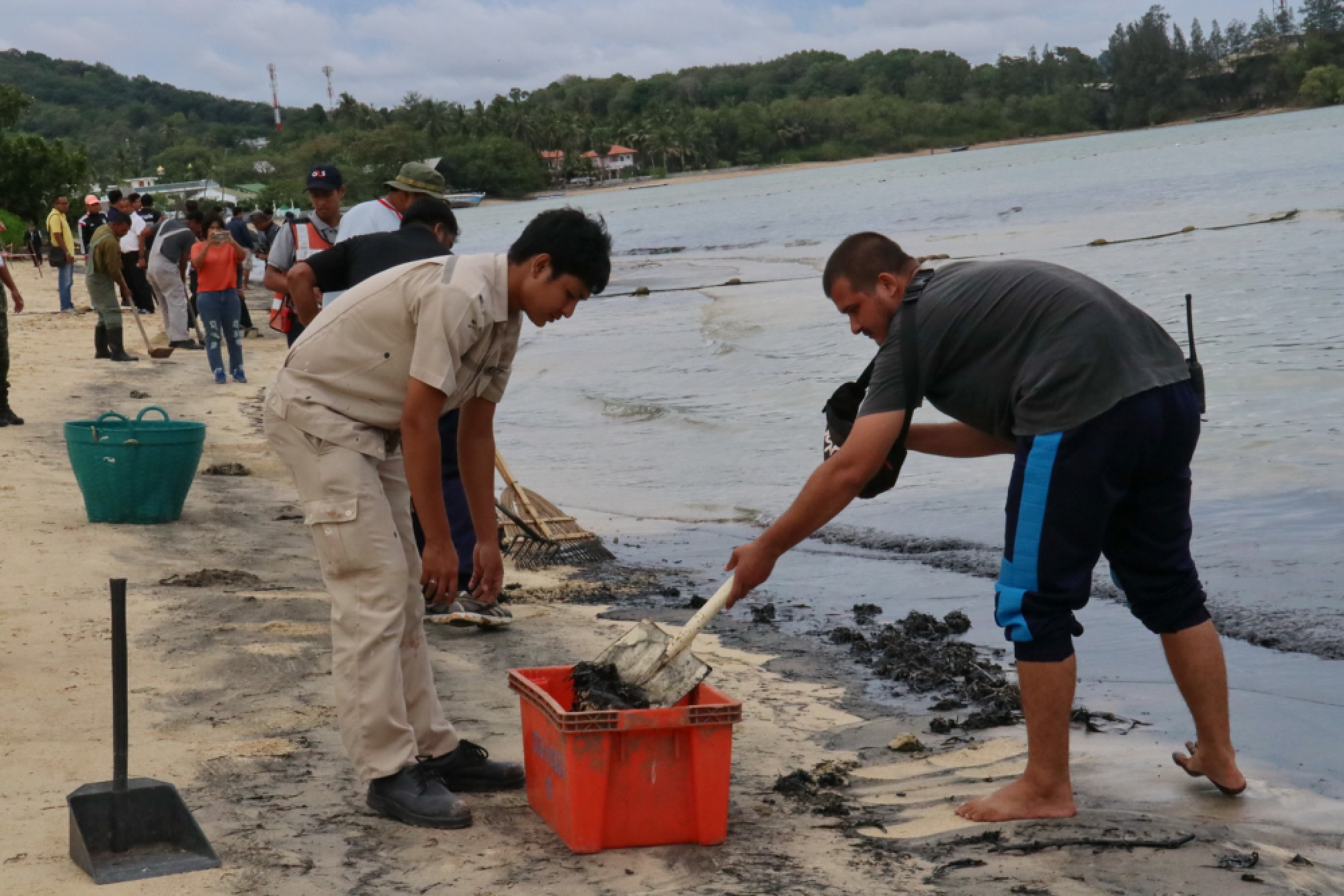 Oil pollutes Phuket beach