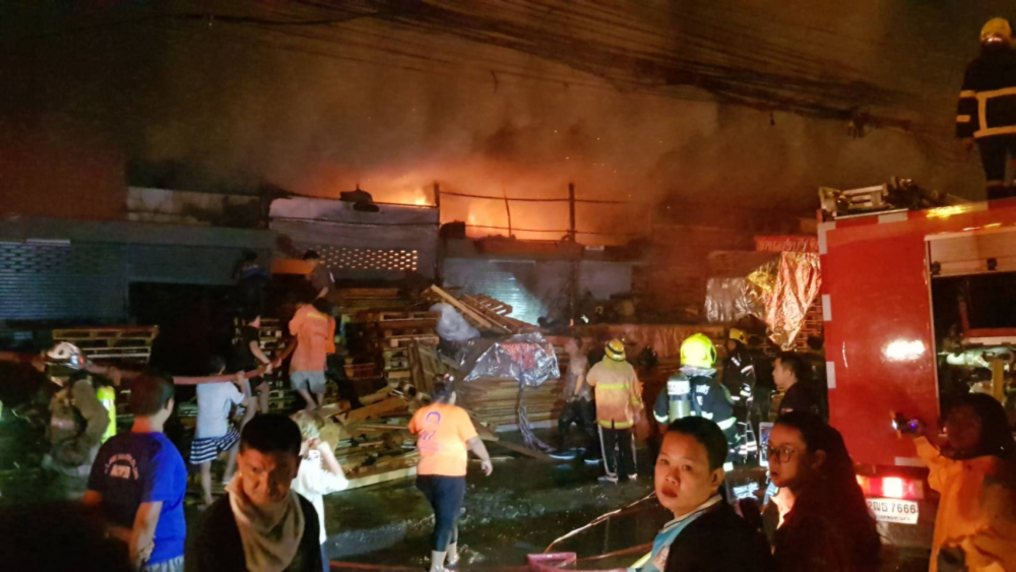 Row of Khlong Toei shops ablaze