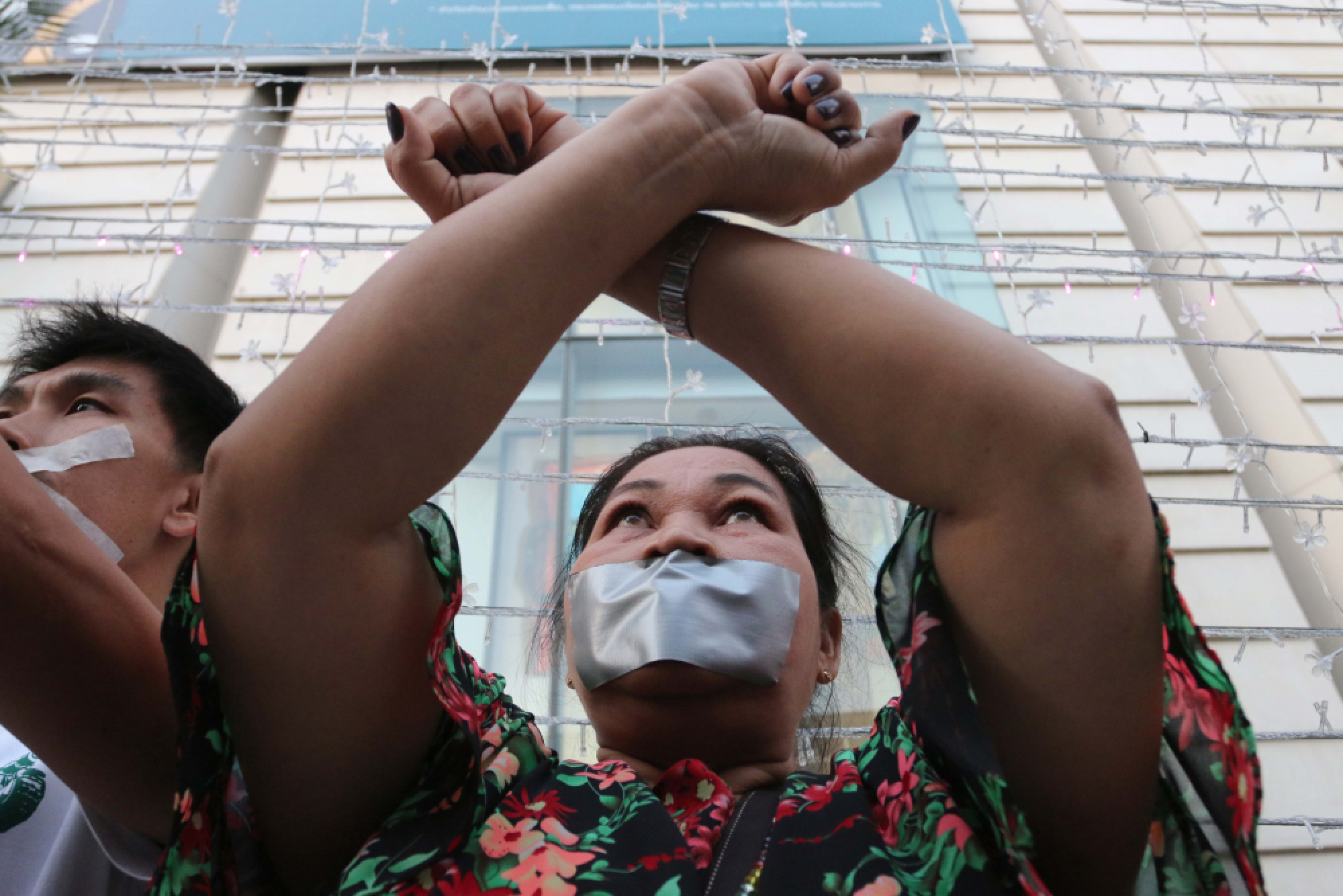 Defiant activists hold silent poll delay protest