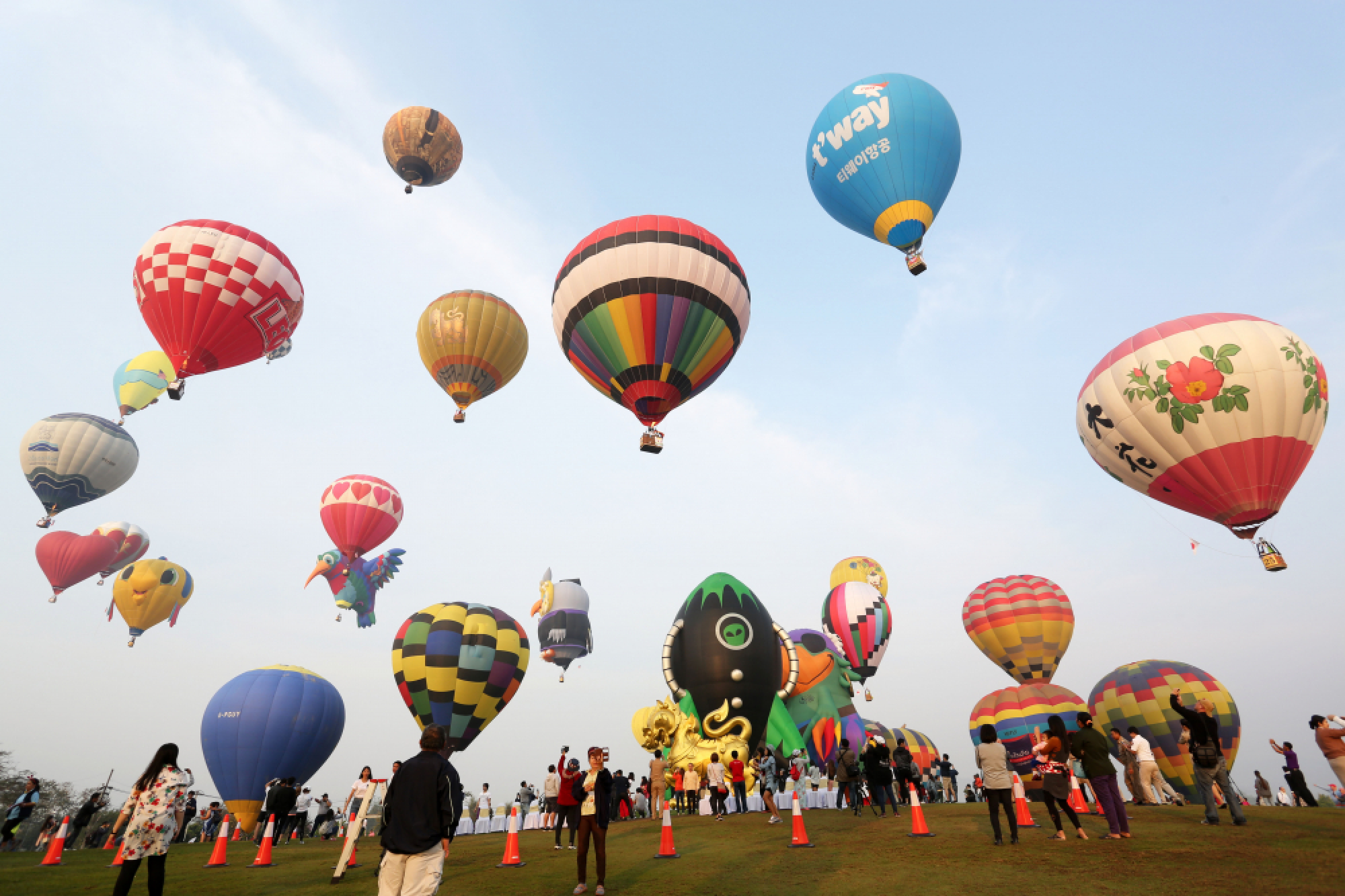 Lovers take to sky as part of Chiang Rai Balloon Fiesta