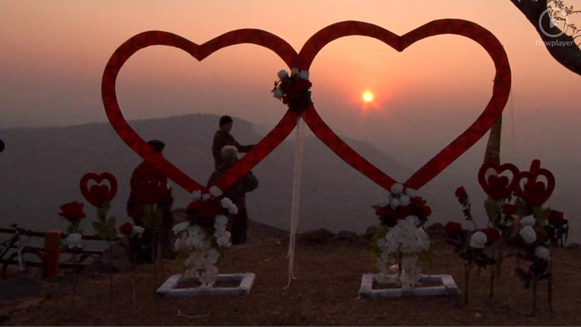 Sunrise wedding for 49 couples at Mor-E-Daeng Cliff