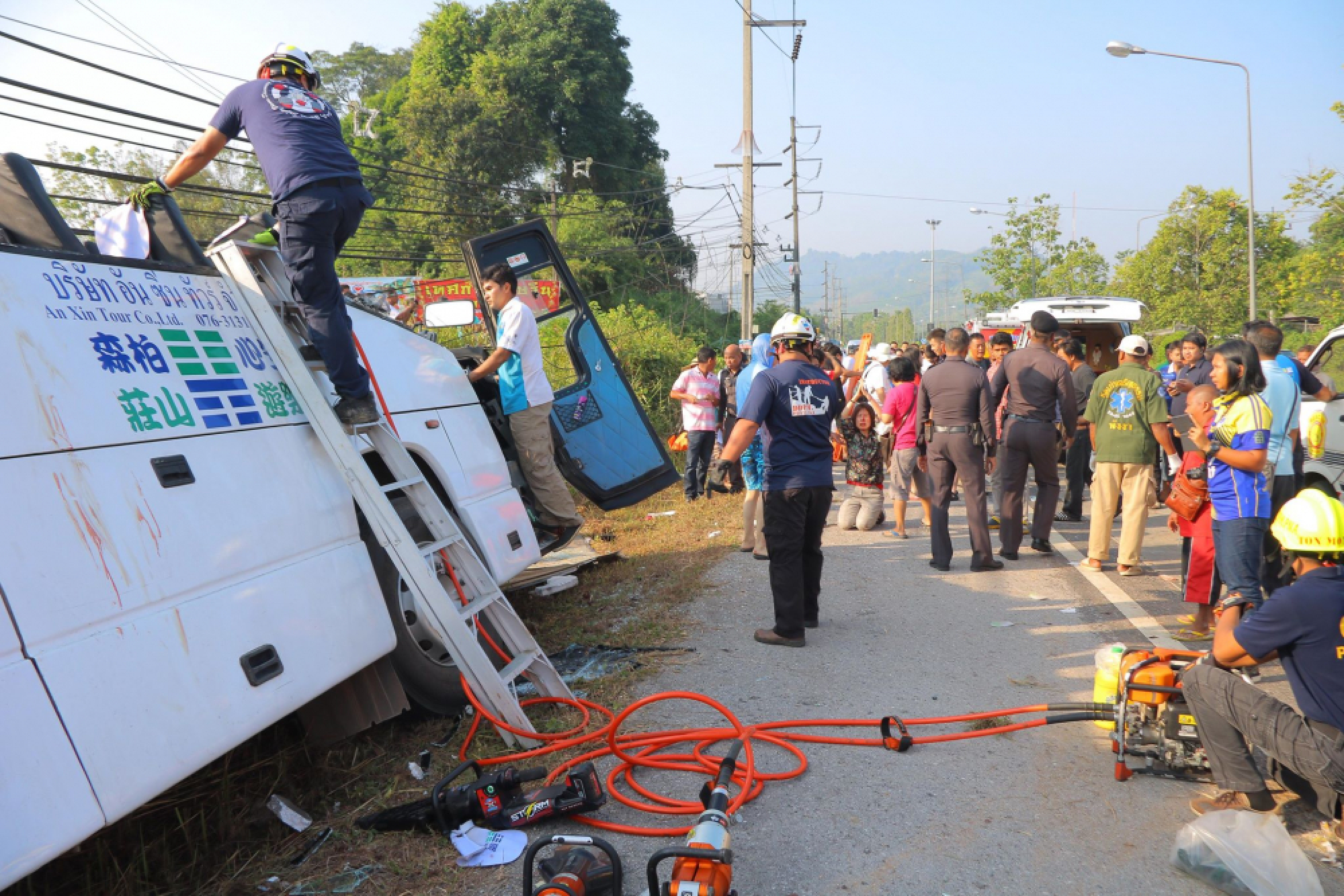 Driver killed, 19 Chinese tourists injured in Phang Nga bus crash