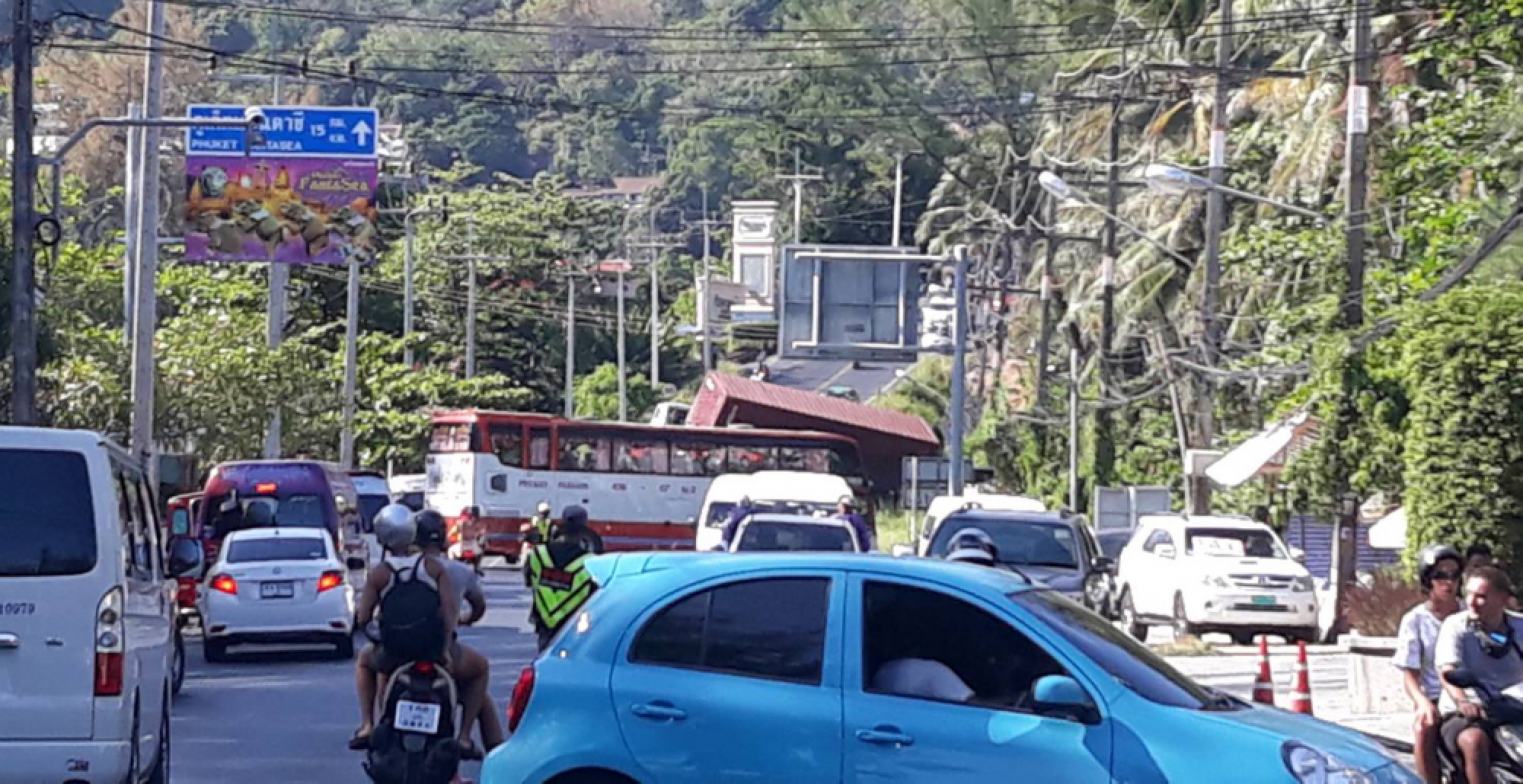 Truck reverses into ditch at Karon Beach, blocking traffic