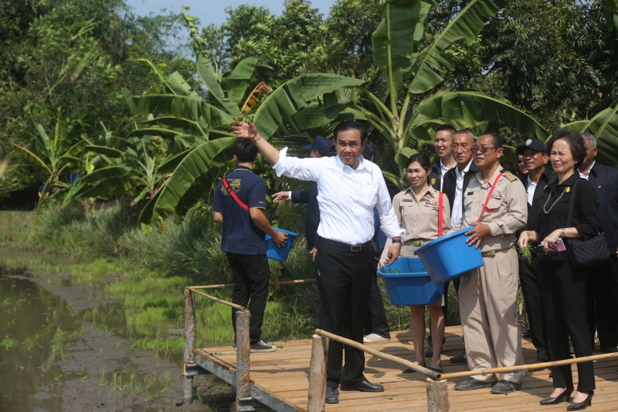 Rice rains on PM Prayut (VDO clip)
