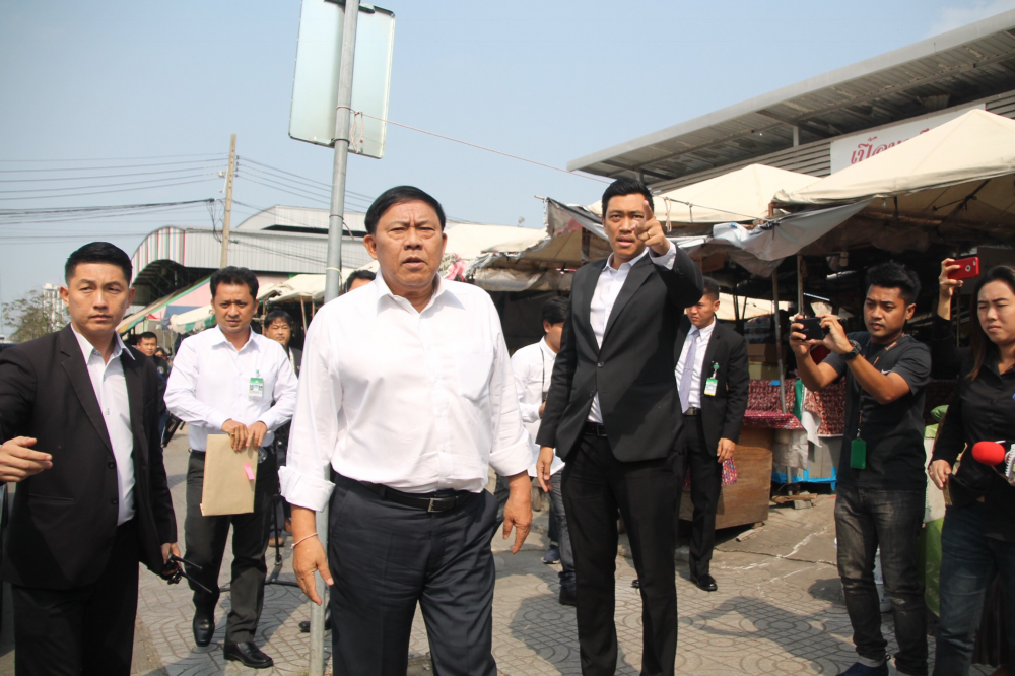 Governor shuts controversial markets