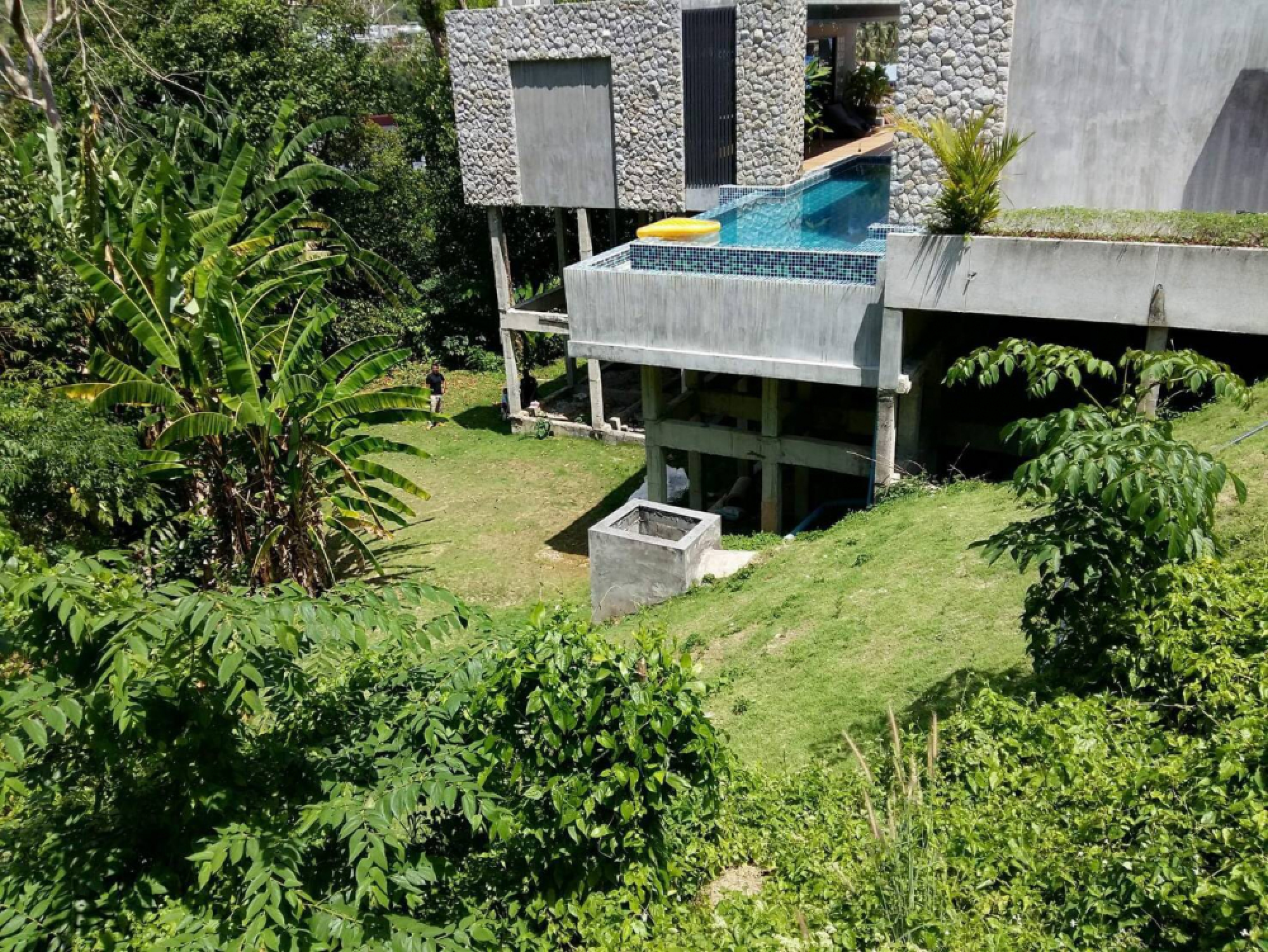 Chinese tourist falls from Kamala roof top