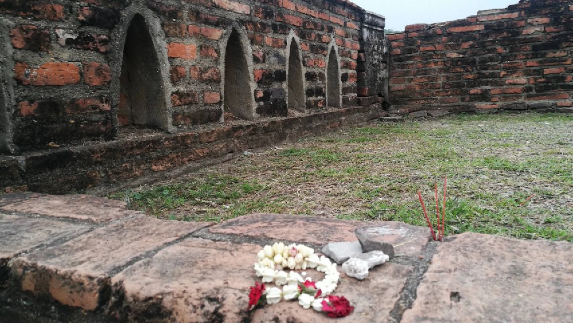 Foreigner mails back stolen pieces of ancient Ayutthaya temple