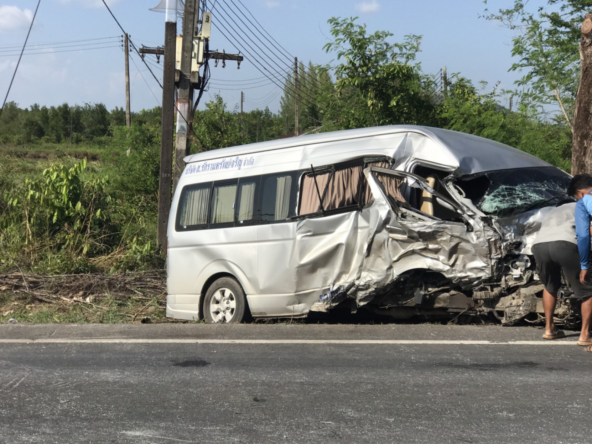 Pickup driver dead after hitting van with Chinese tourists