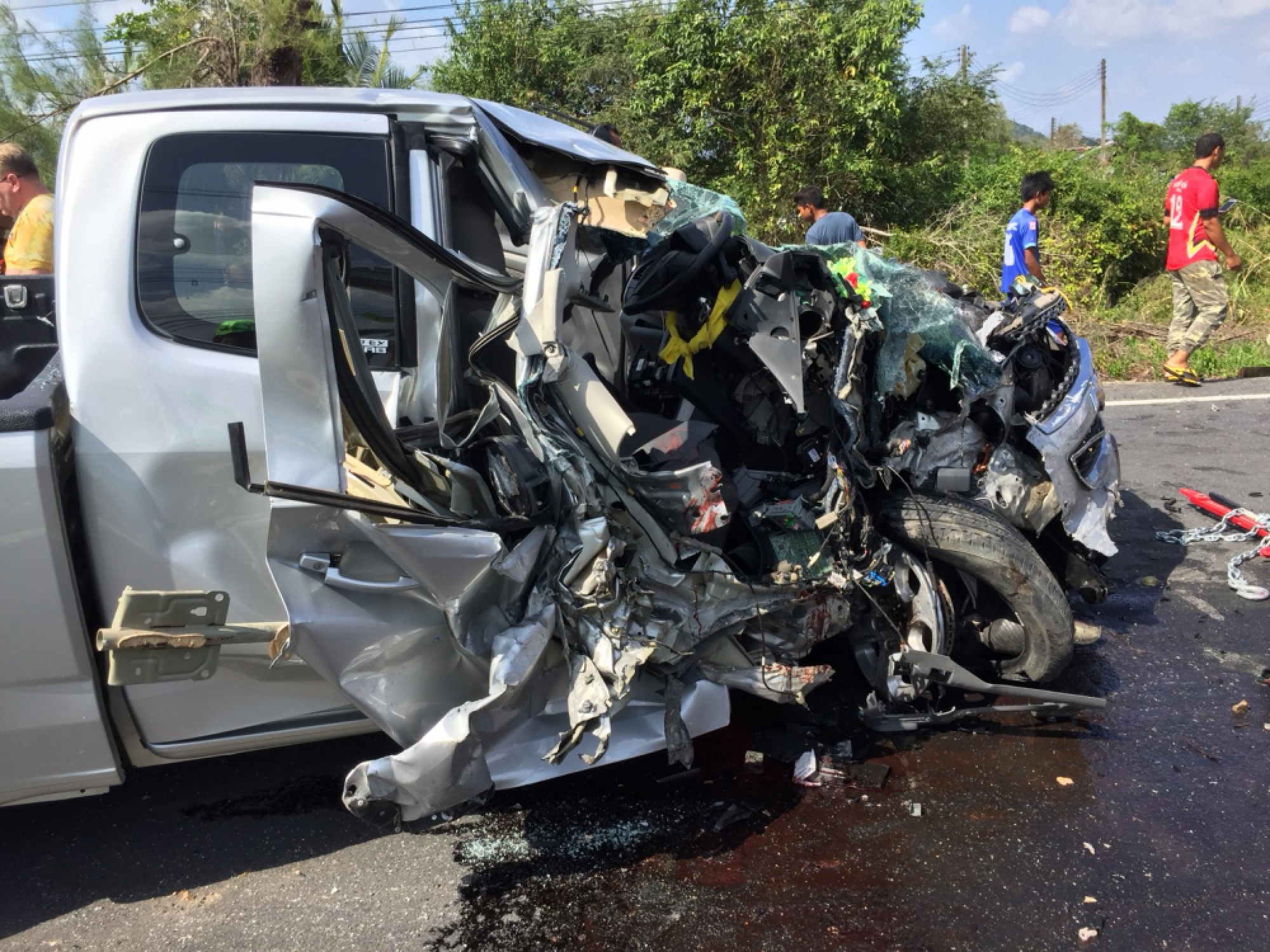 Pickup driver dead after hitting van with Chinese tourists