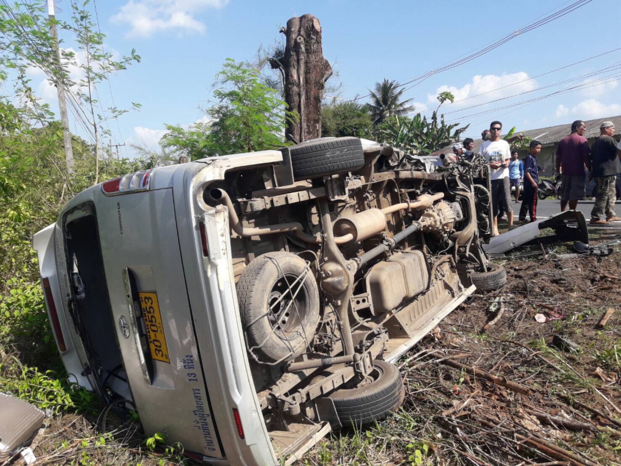 Pickup driver dead after hitting van with Chinese tourists