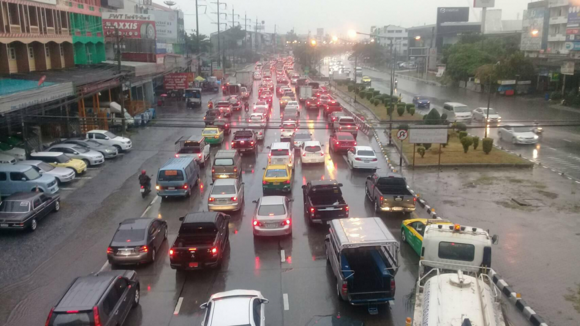 Rain causes traffic chaos
