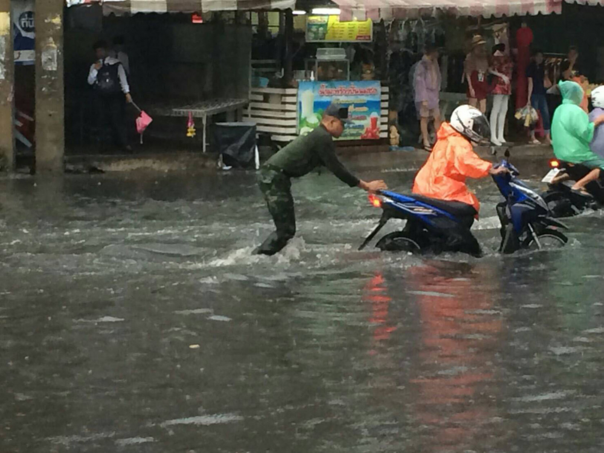 Downpour sparks traffic chaos