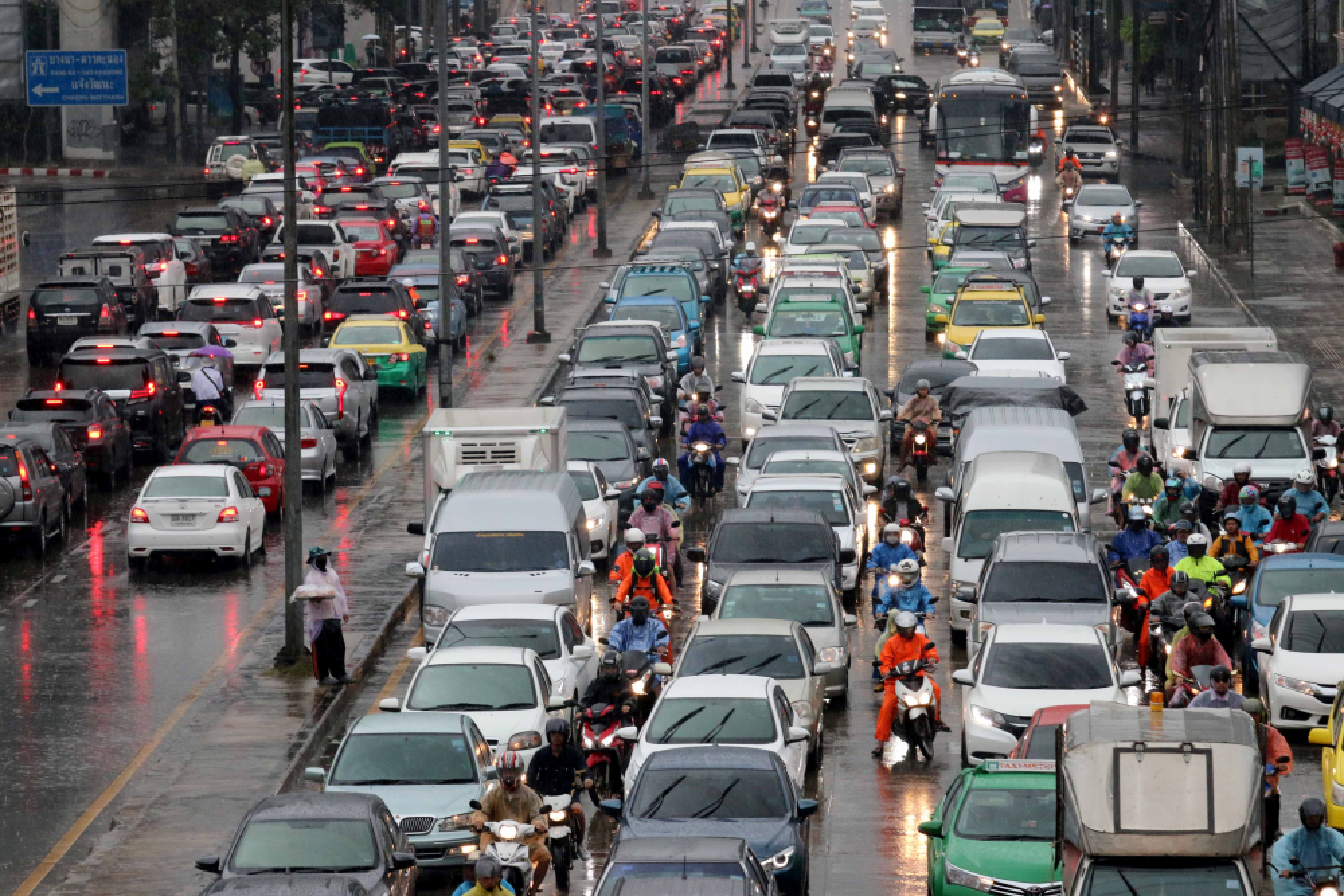 Downpour sparks traffic chaos