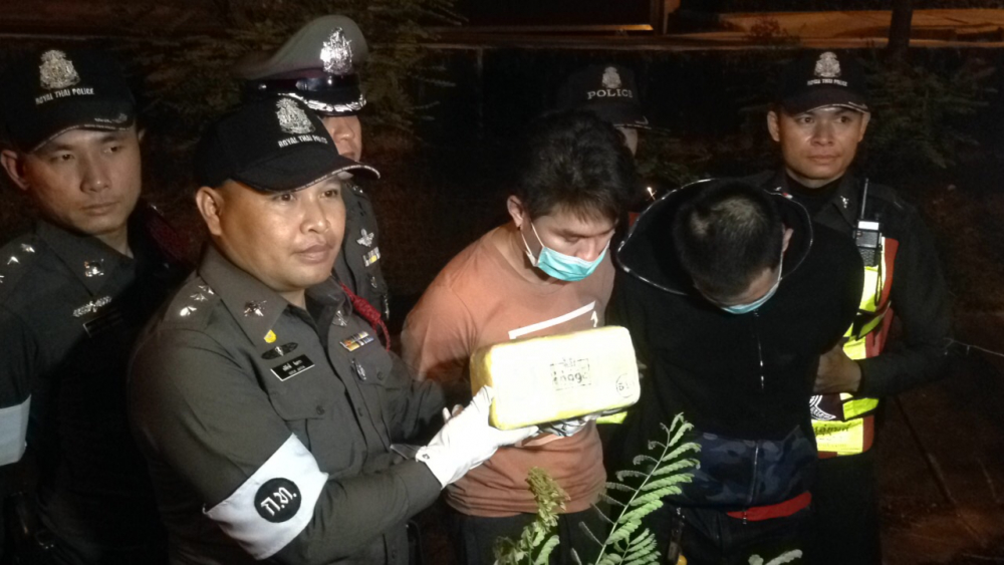 Suspects tried to ditch illegal drugs: police