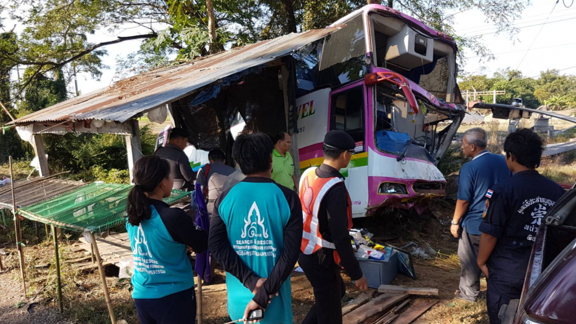 Bus ploughs into Phitsanulok vendor’s stall