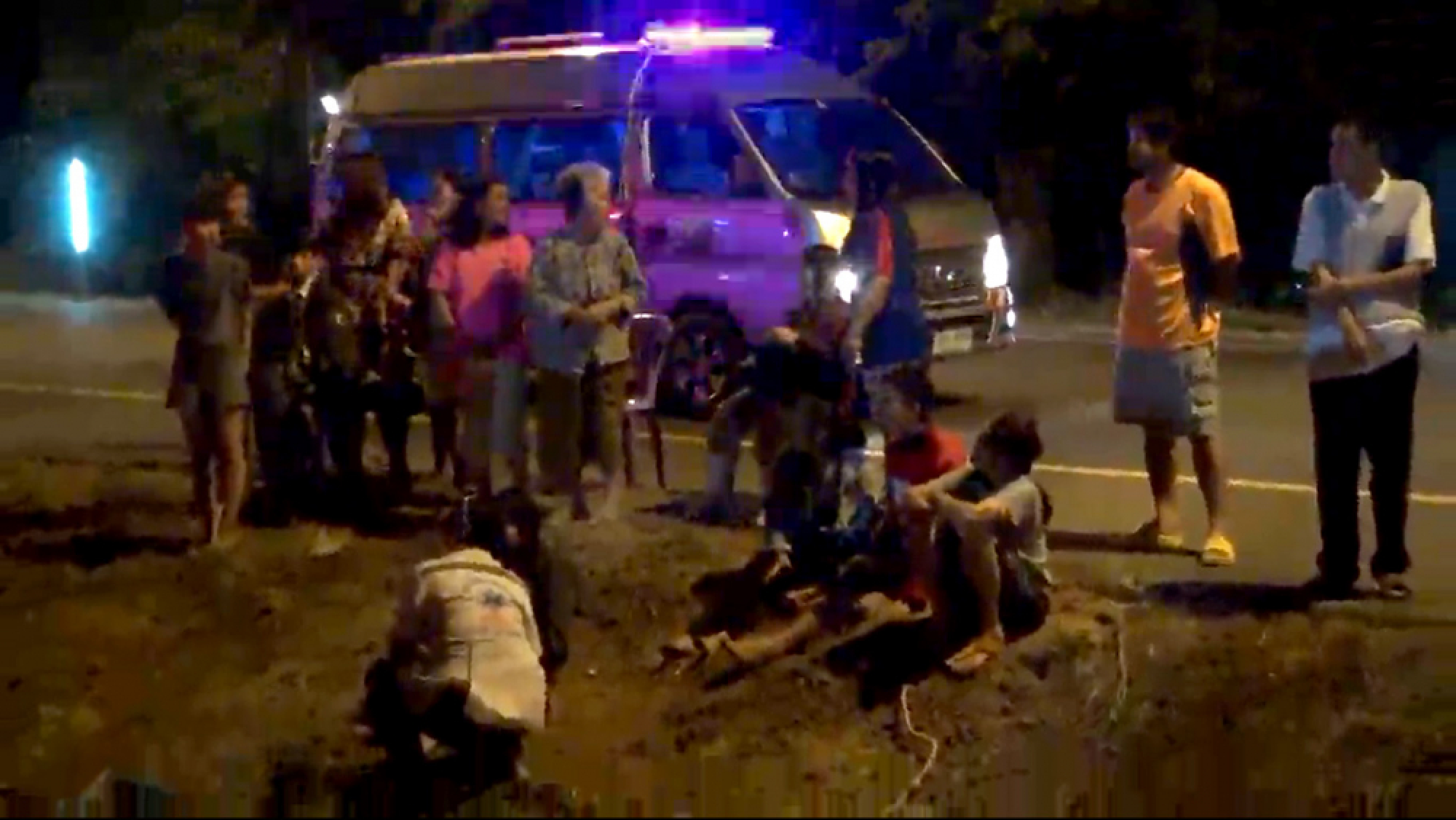 13 injured in van crash in Mahasarakham