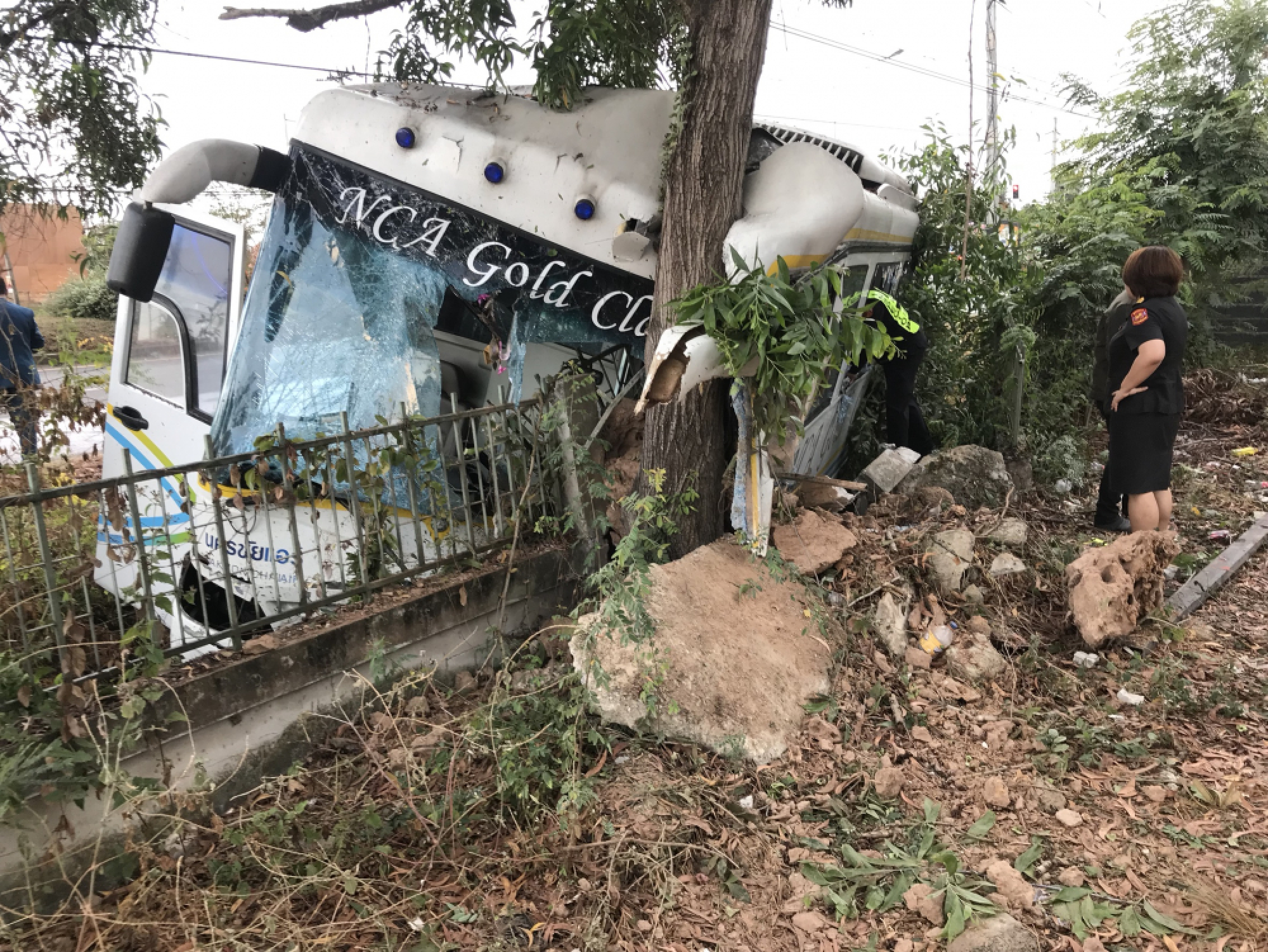 Six injured as pickup slides into bus in Si Sa Ket