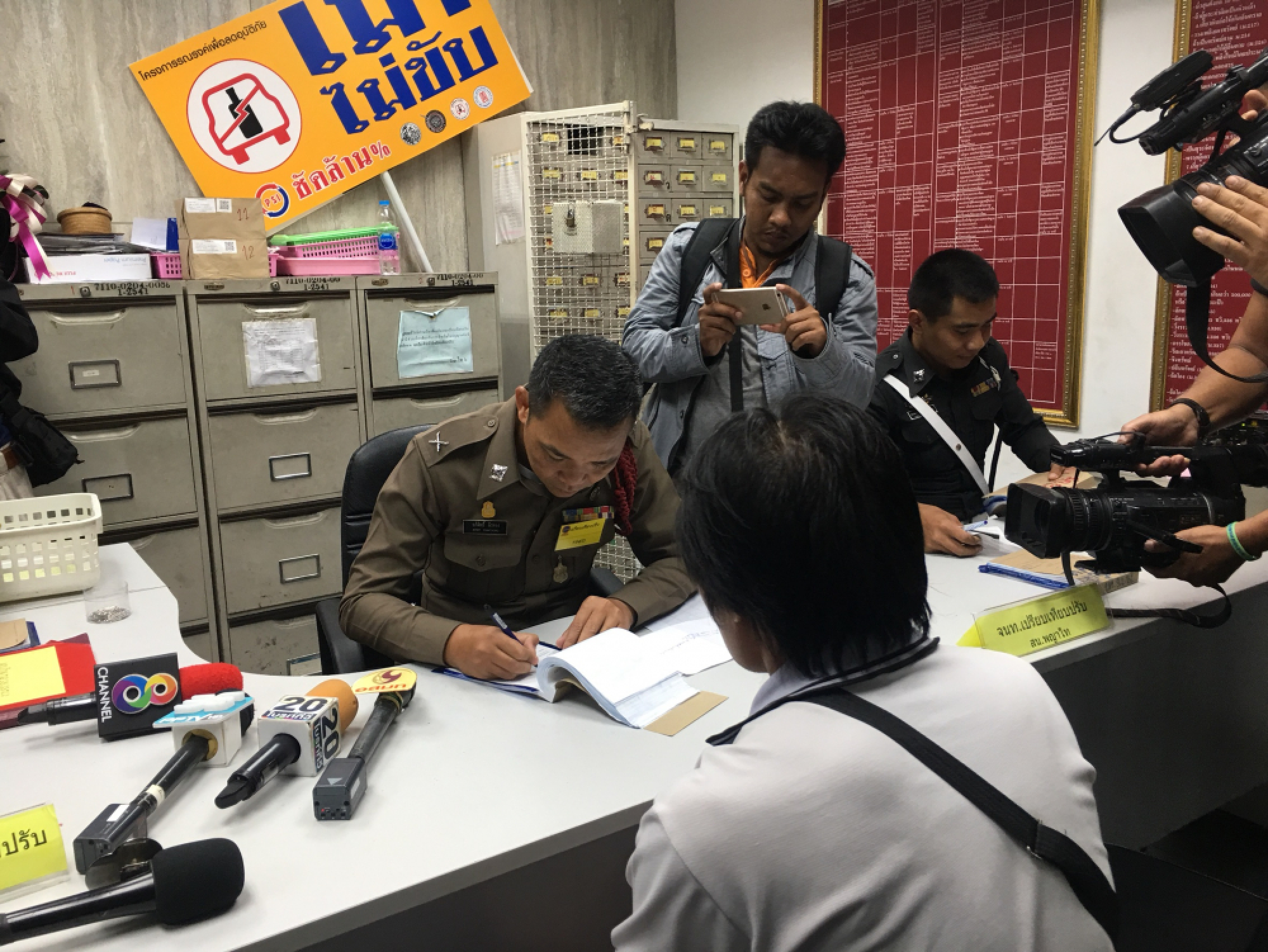 Taxi driver fined Bt1,000 for slingshot damage to actor’s Porsche