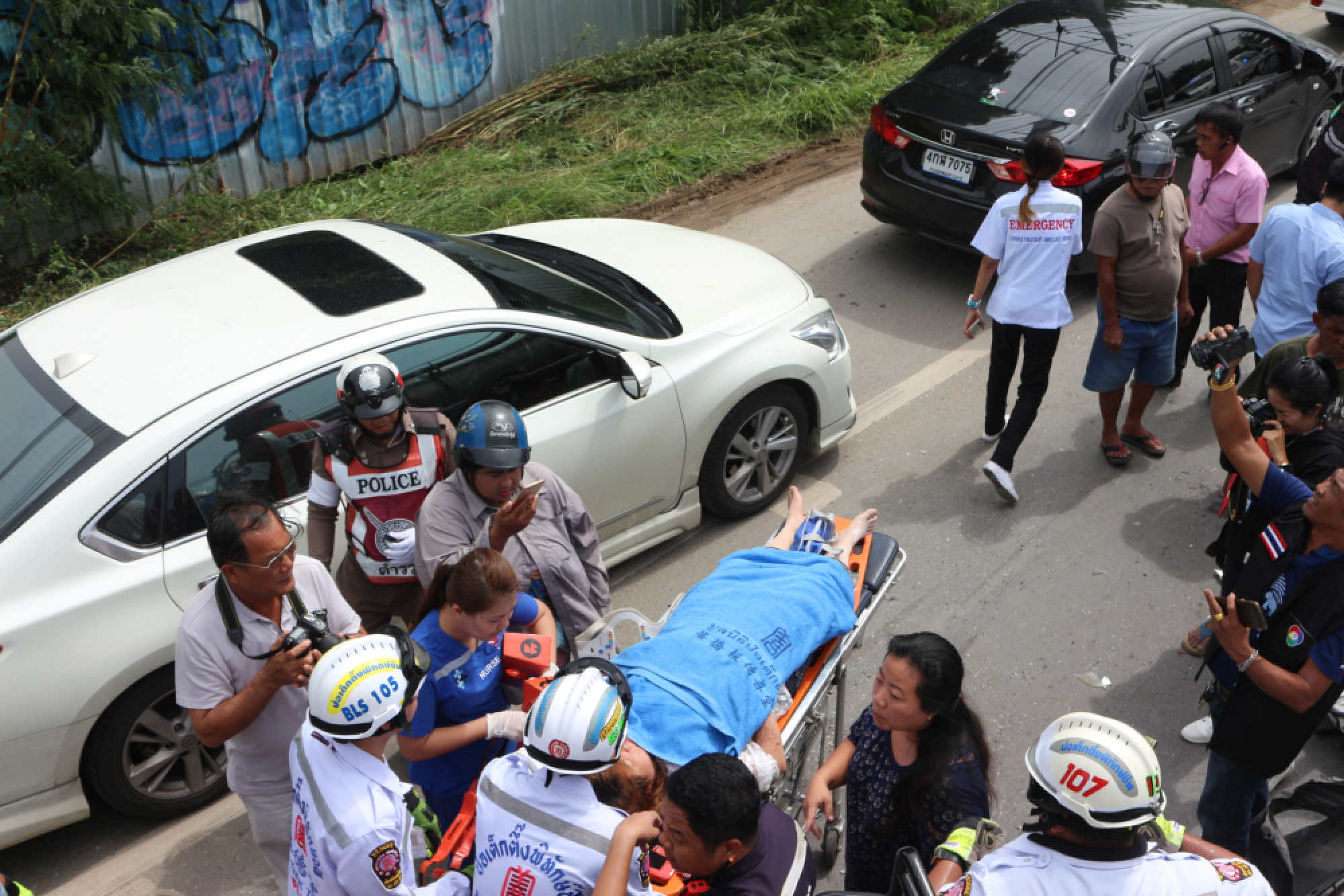 Six injured in 8-vehicle pileup in Pathum Thani