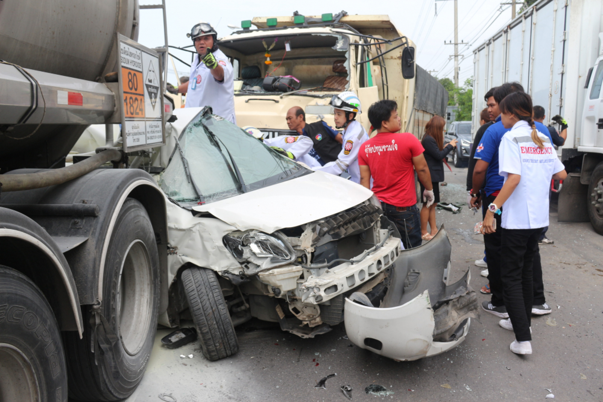 Six injured in 8-vehicle pileup in Pathum Thani