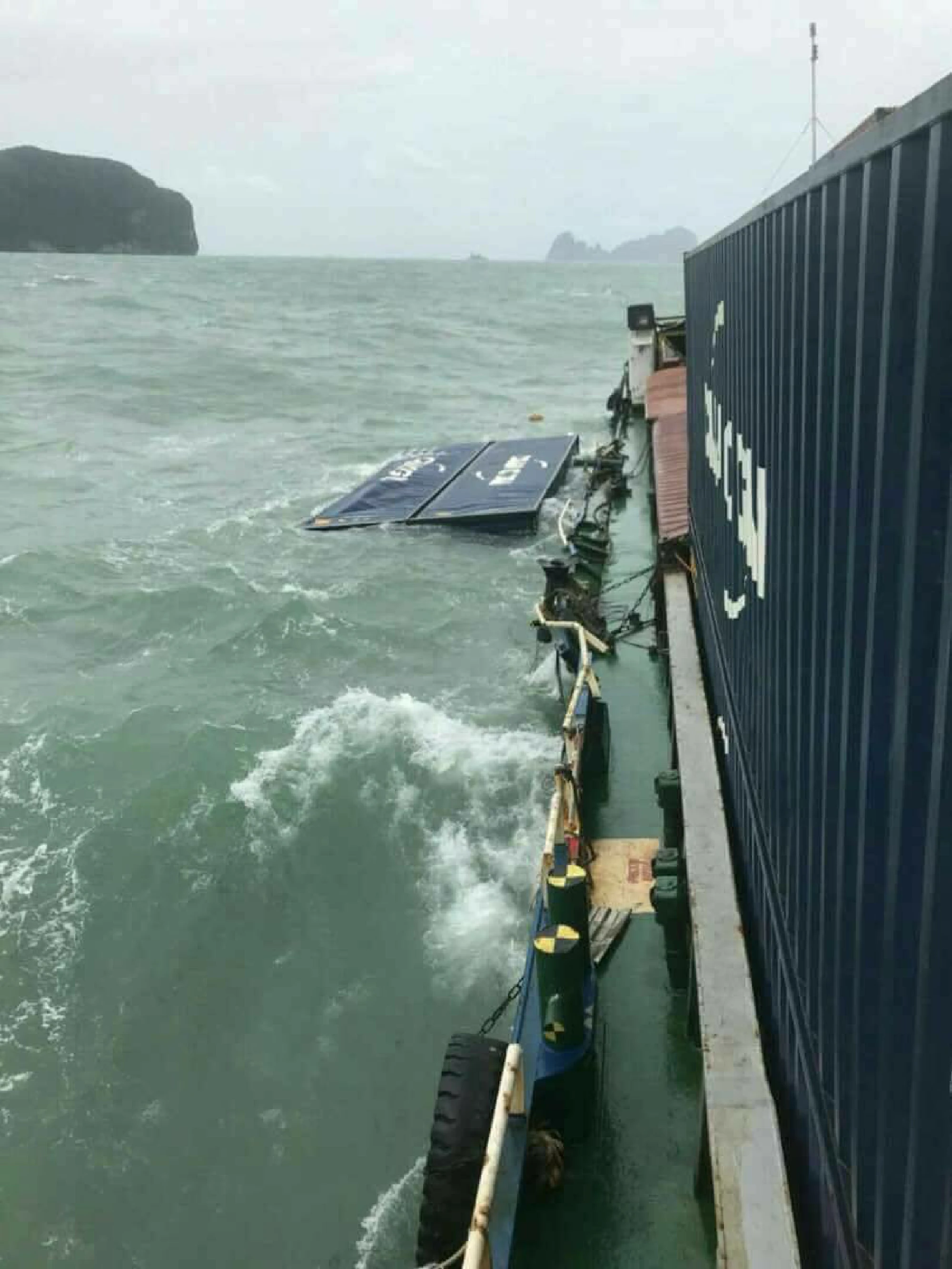 Cargo ship hit by huge waves off Trang, 17 containers washed overboard