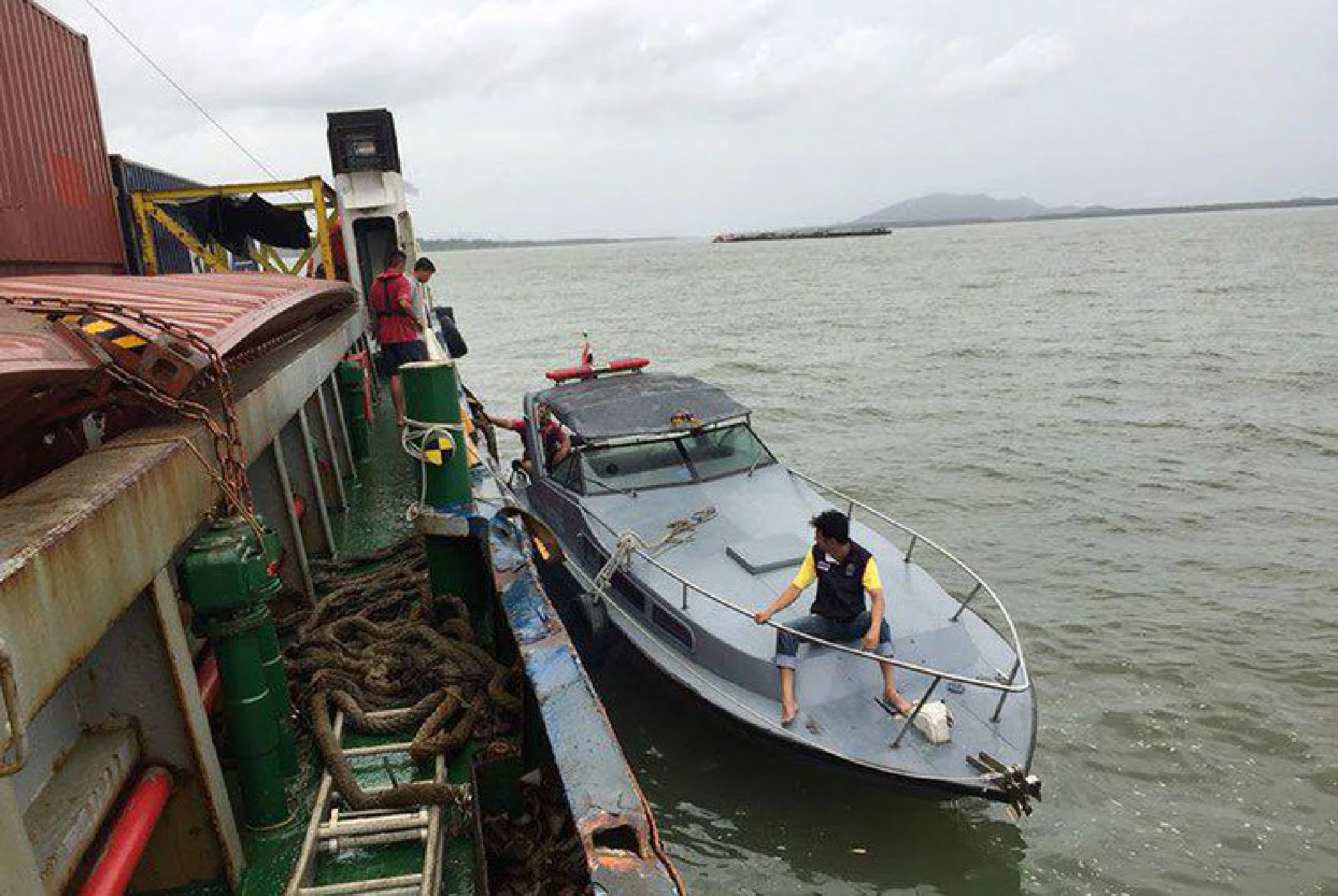 Cargo ship hit by huge waves off Trang, 17 containers washed overboard