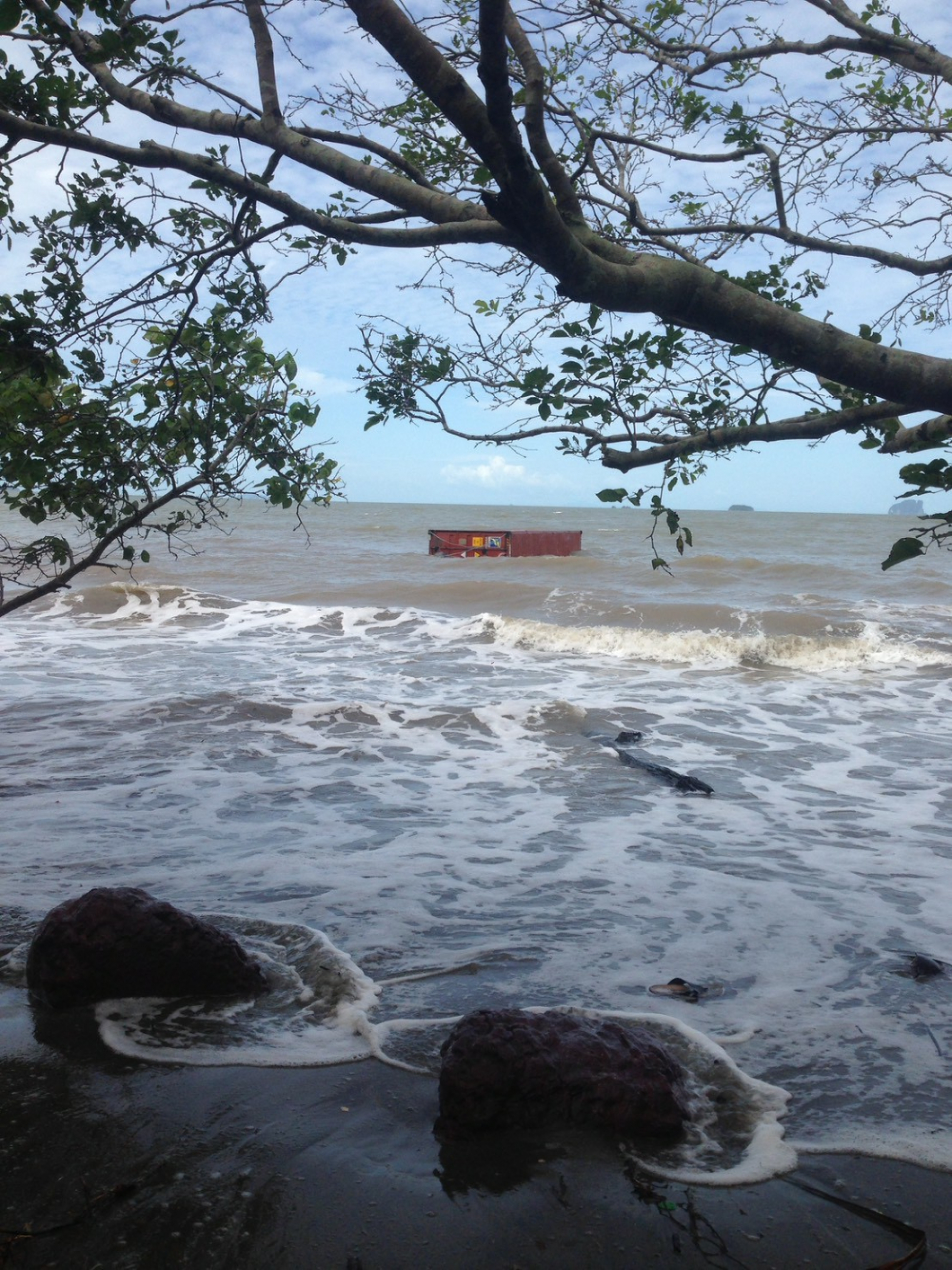 Cargo ship hit by huge waves off Trang, 17 containers washed overboard