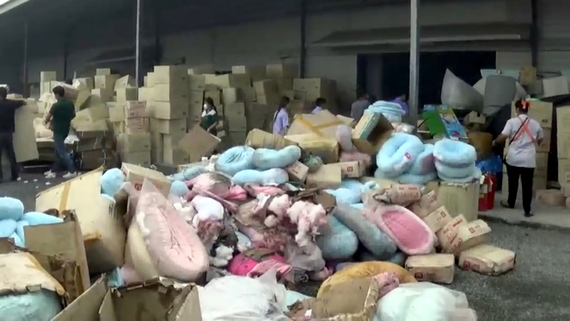 Fire breaks out doll factory in Chon Buri