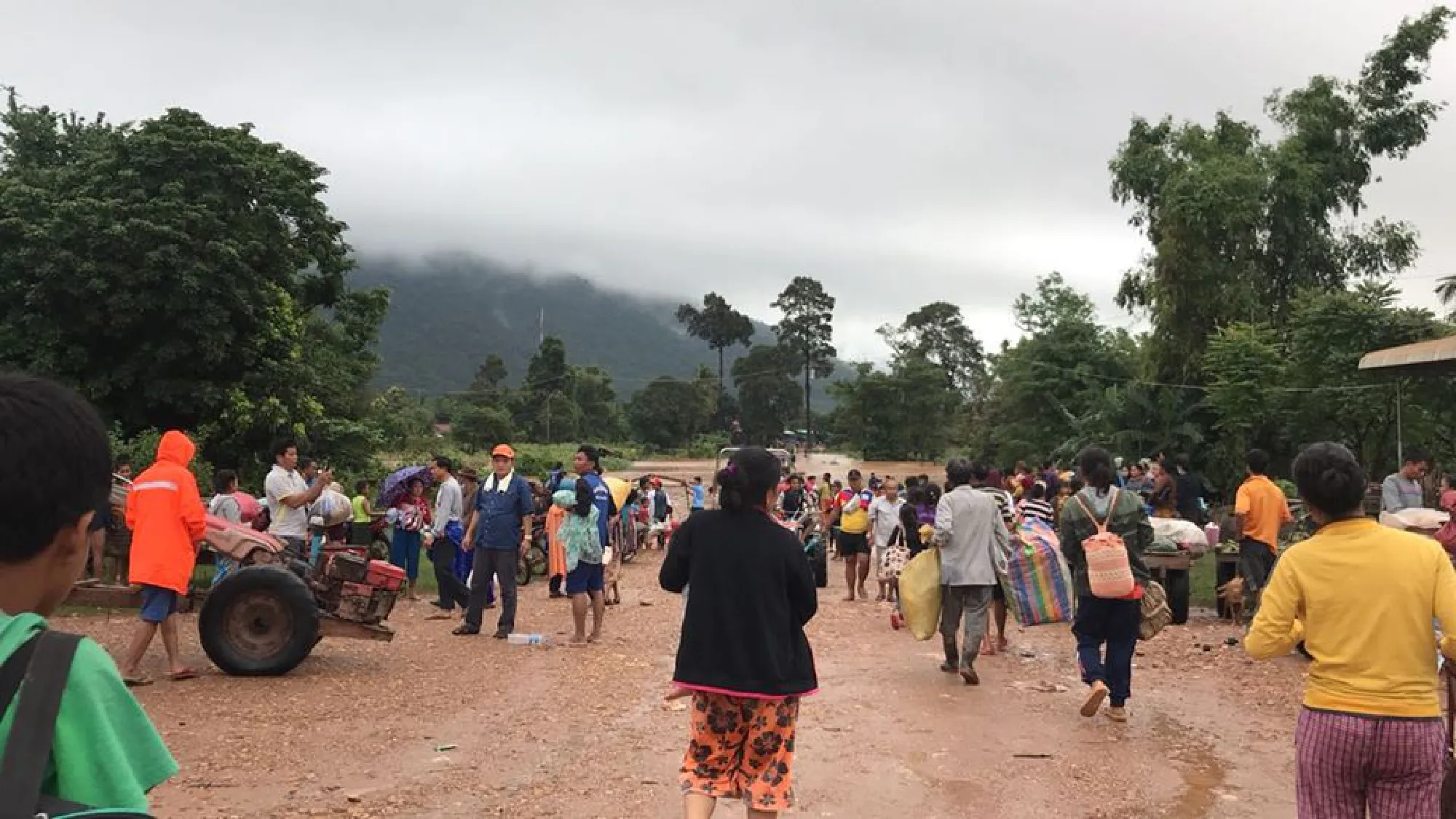 Thousands flee as dam breaks in Laos