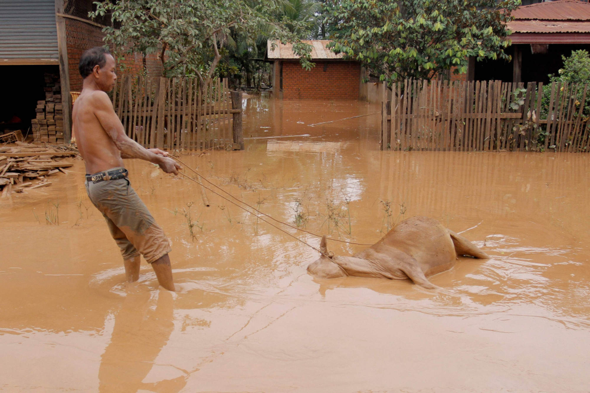 Dam collapse to worsen flood situation