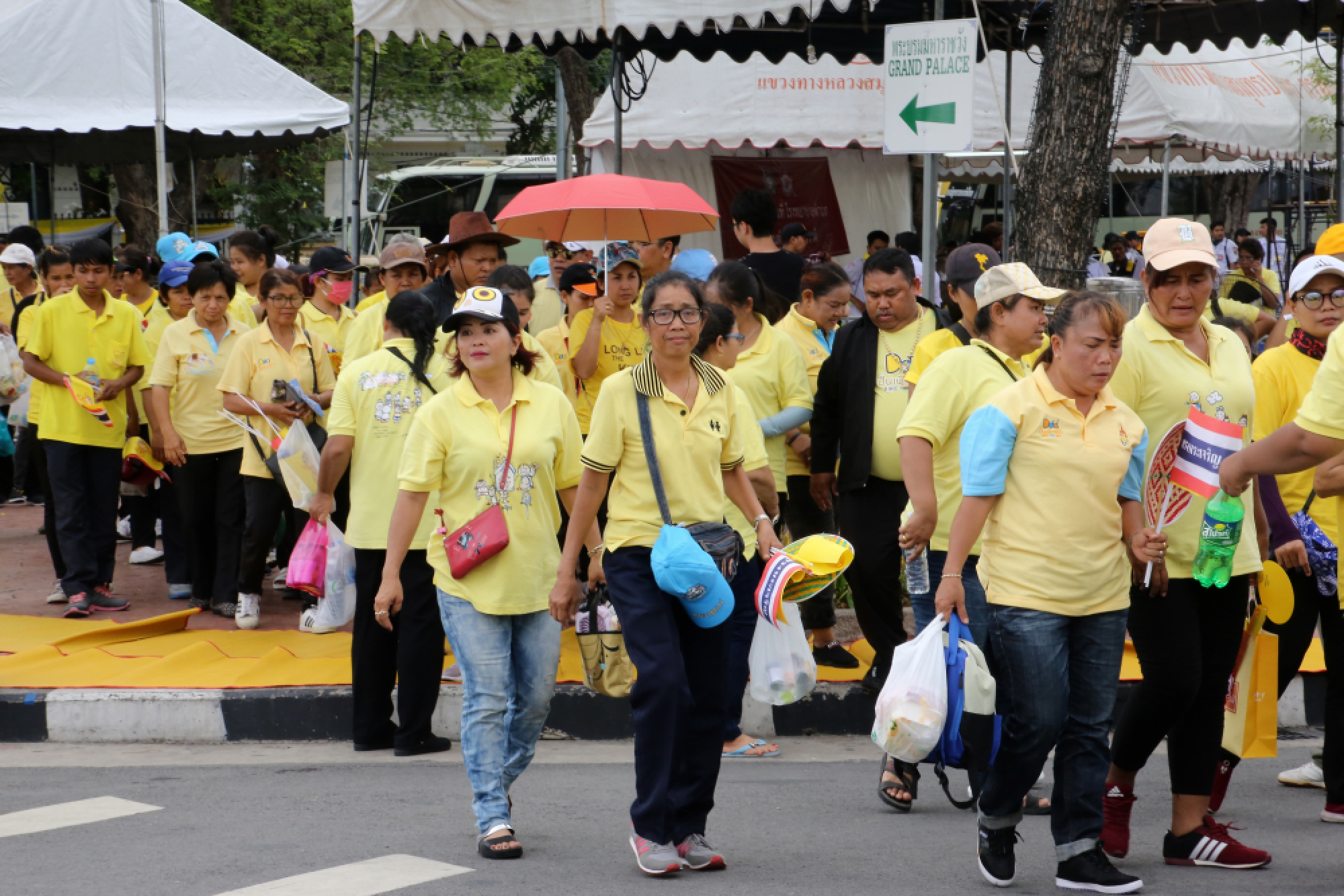 Crowds wait to greet King