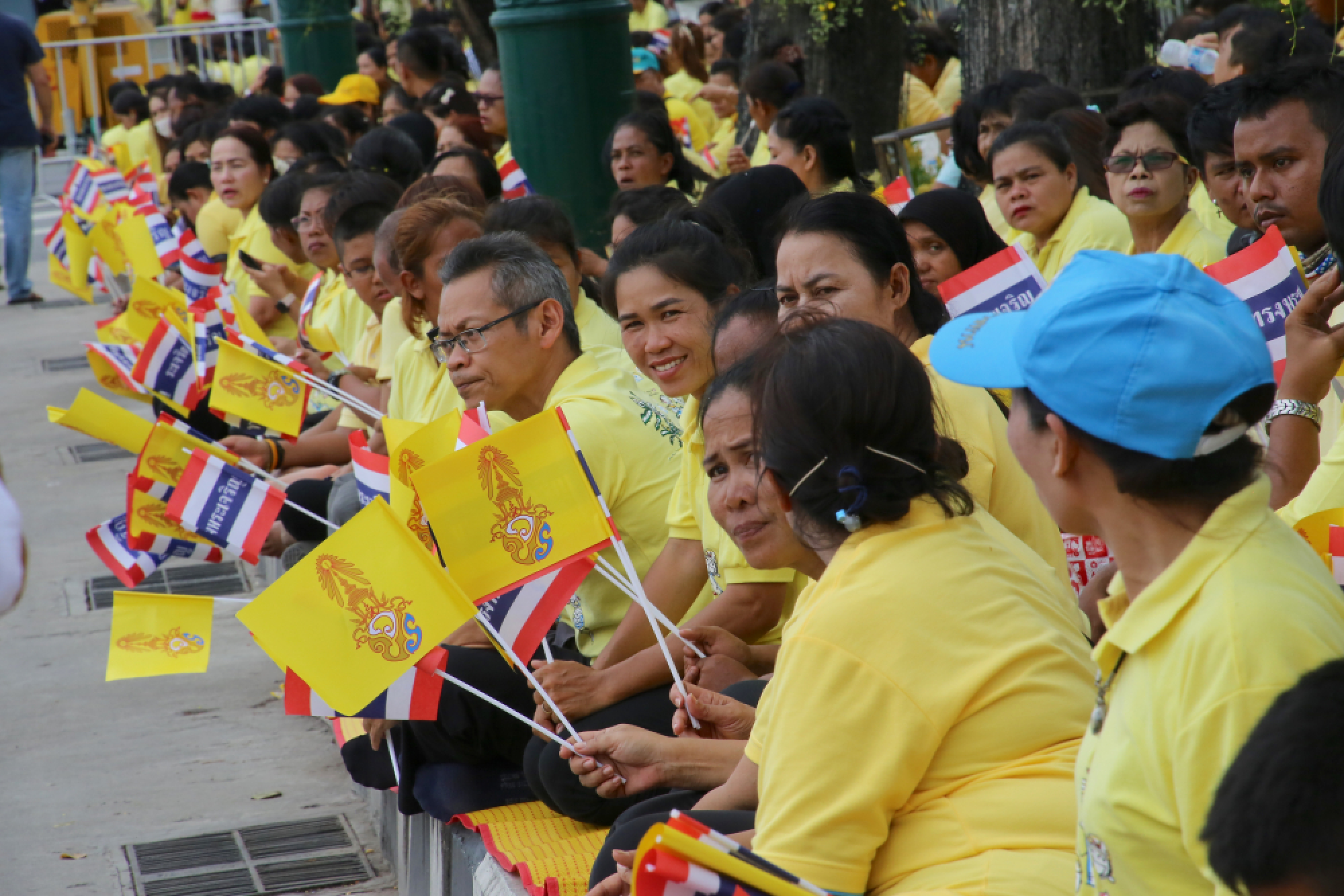 Crowds wait to greet King