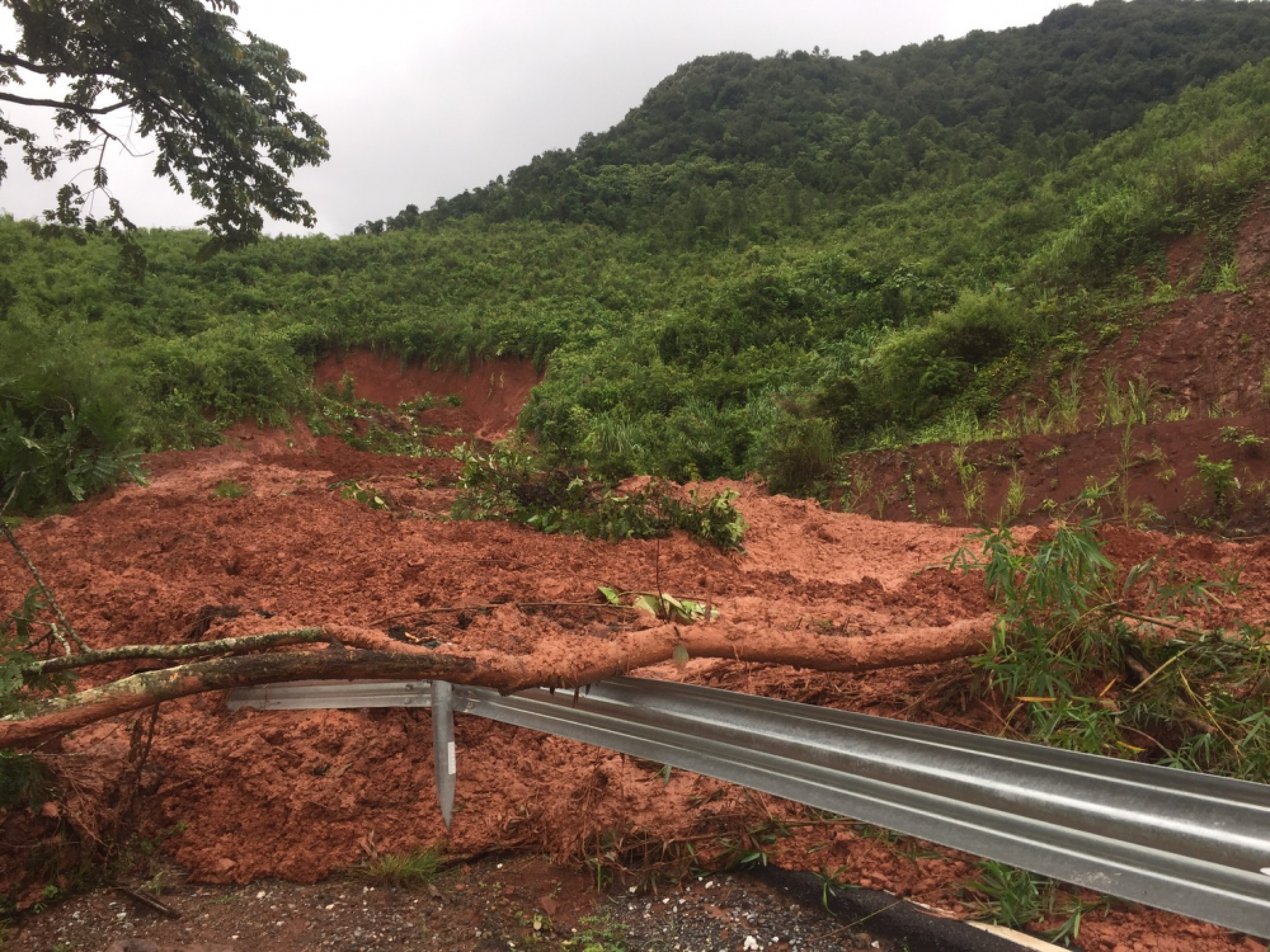 Landslide blocks Nan road