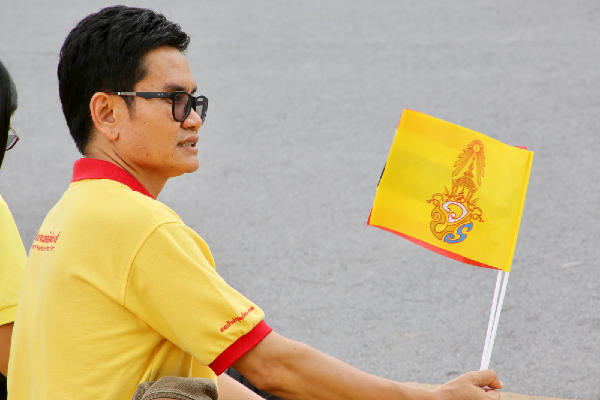 Crowds wait to greet King