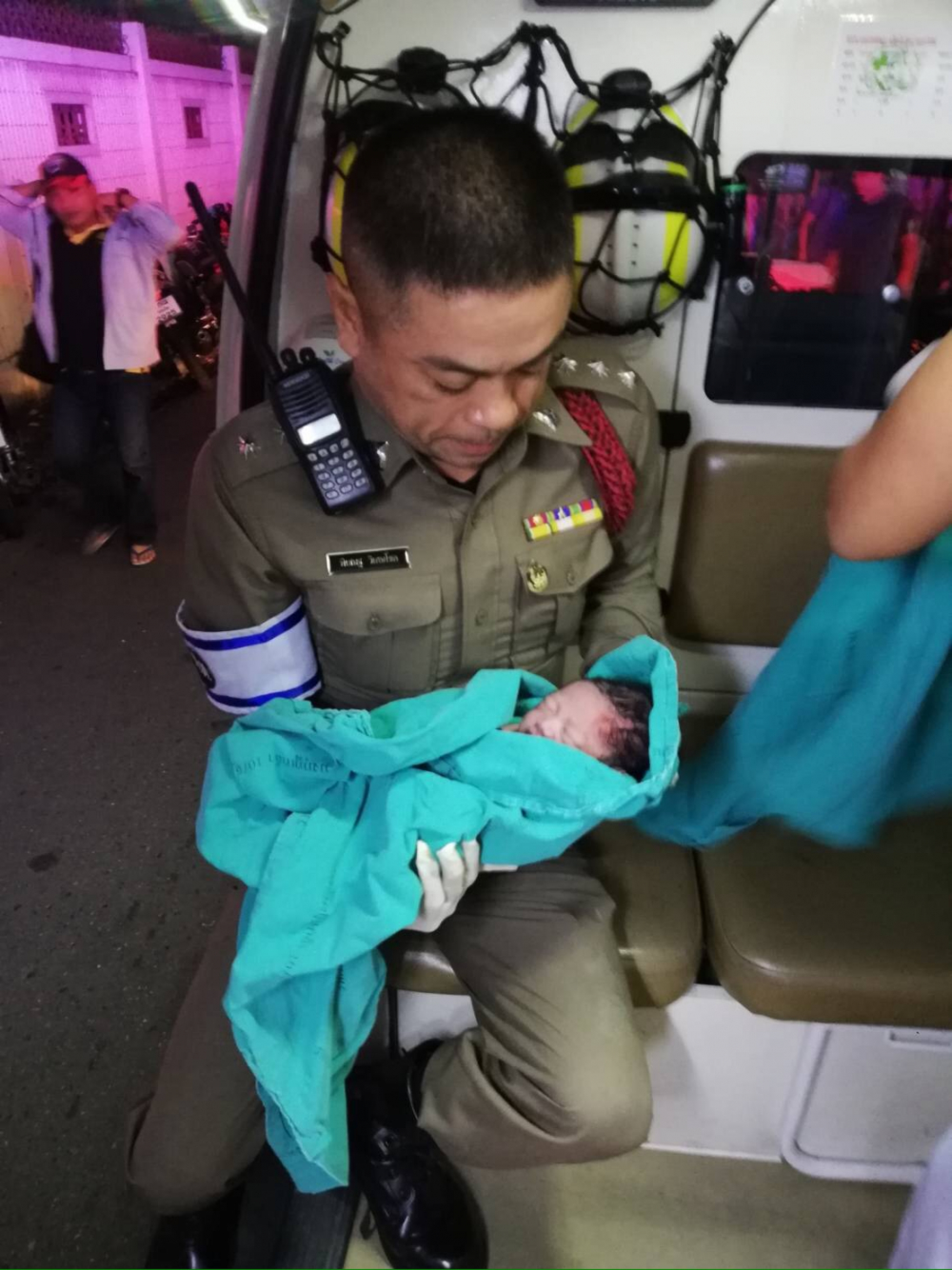 Bangkok policeman helps deliver 32nd baby