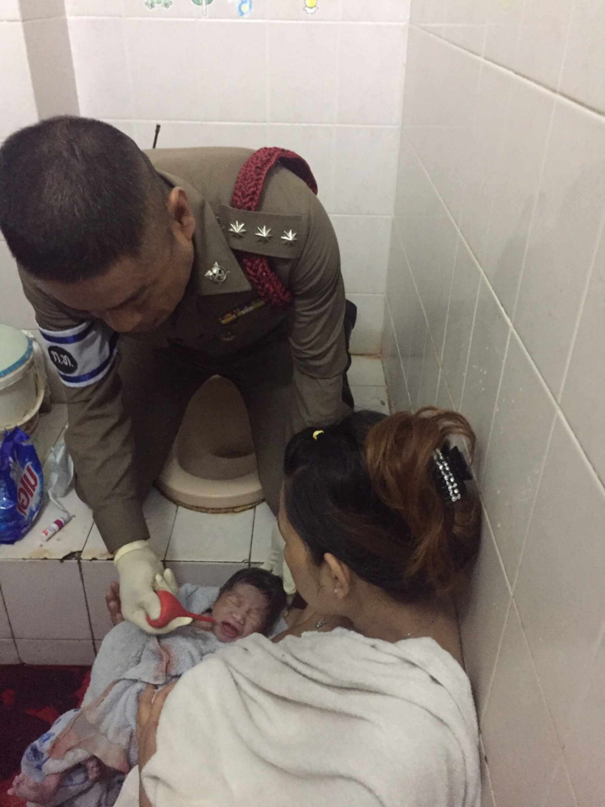 Bangkok policeman helps deliver 32nd baby
