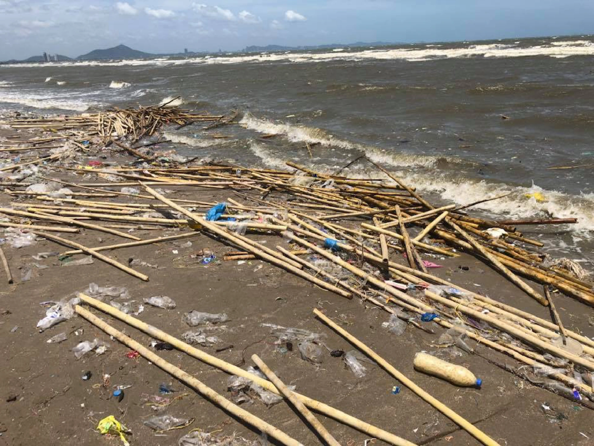 Chon Buri beach polluted by garbage from sea