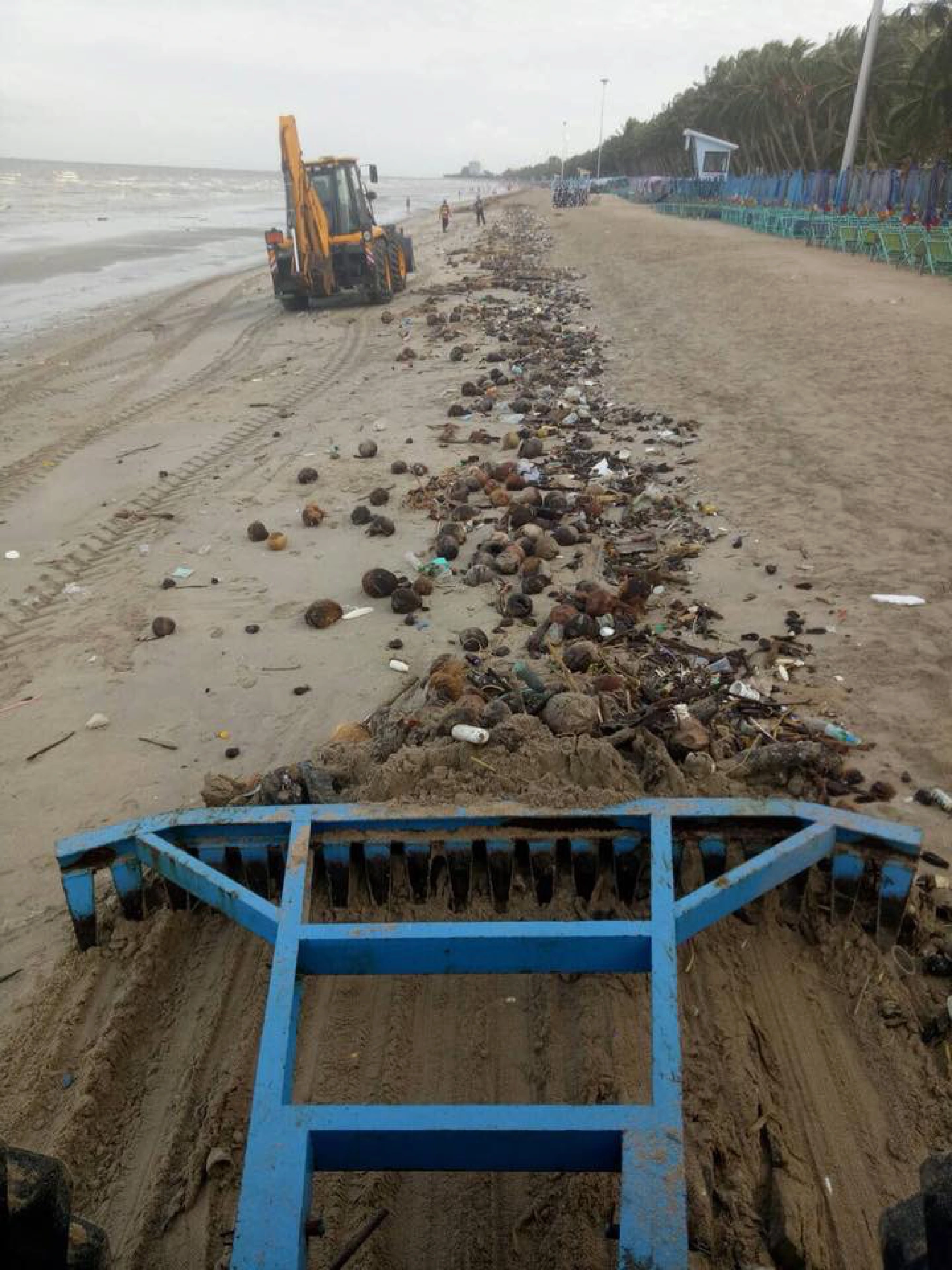 Chon Buri beach polluted by garbage from sea
