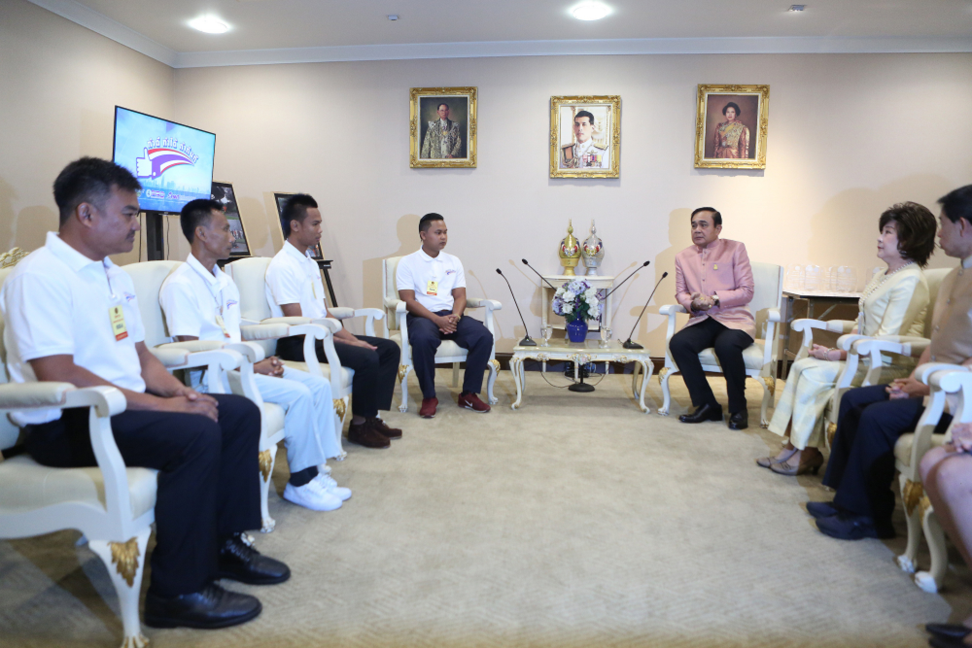 PM honours eight Samaritans for rescuing family from burning car