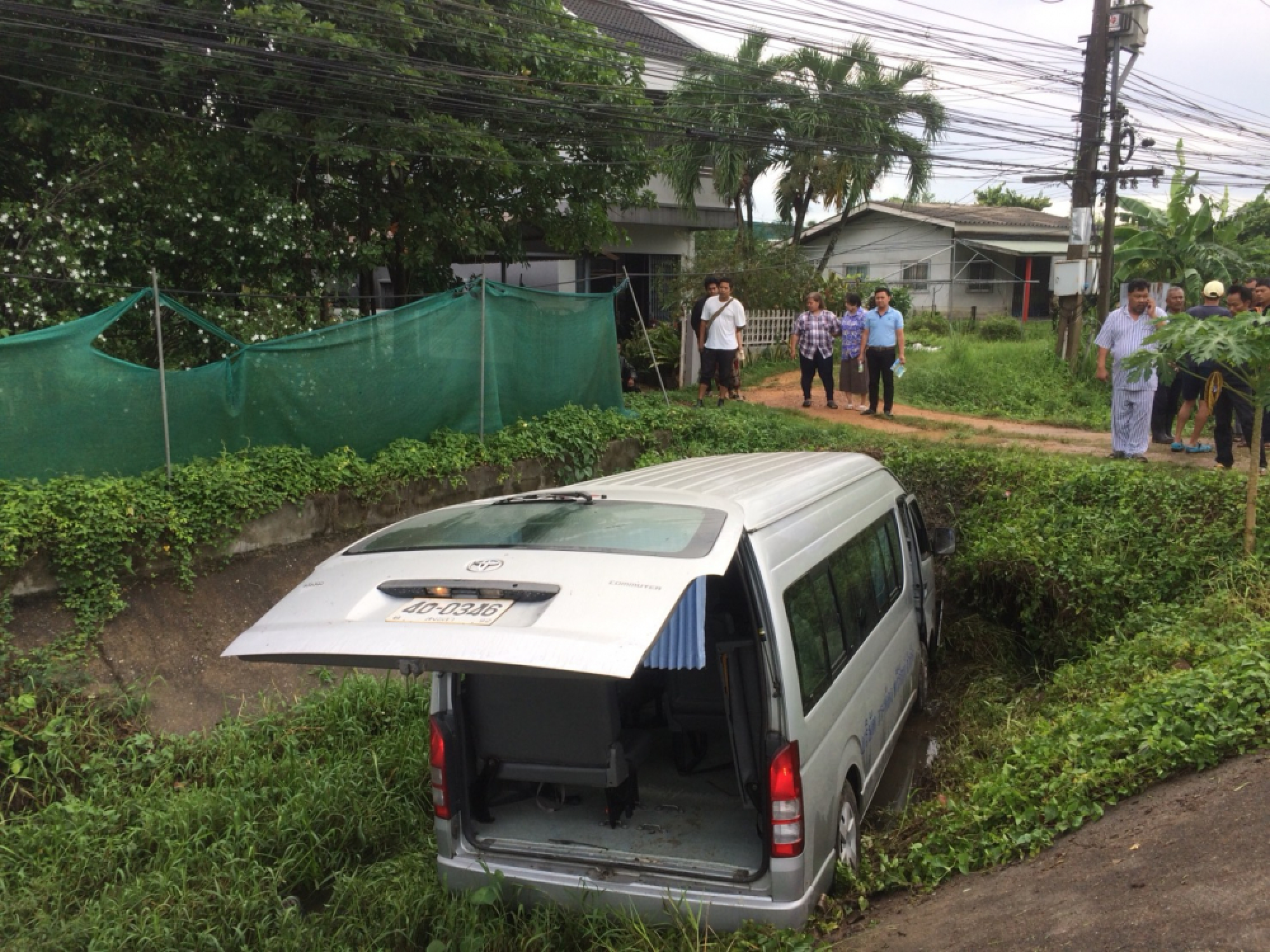 18 students injured as school van crashes into ditch in Hat Yai