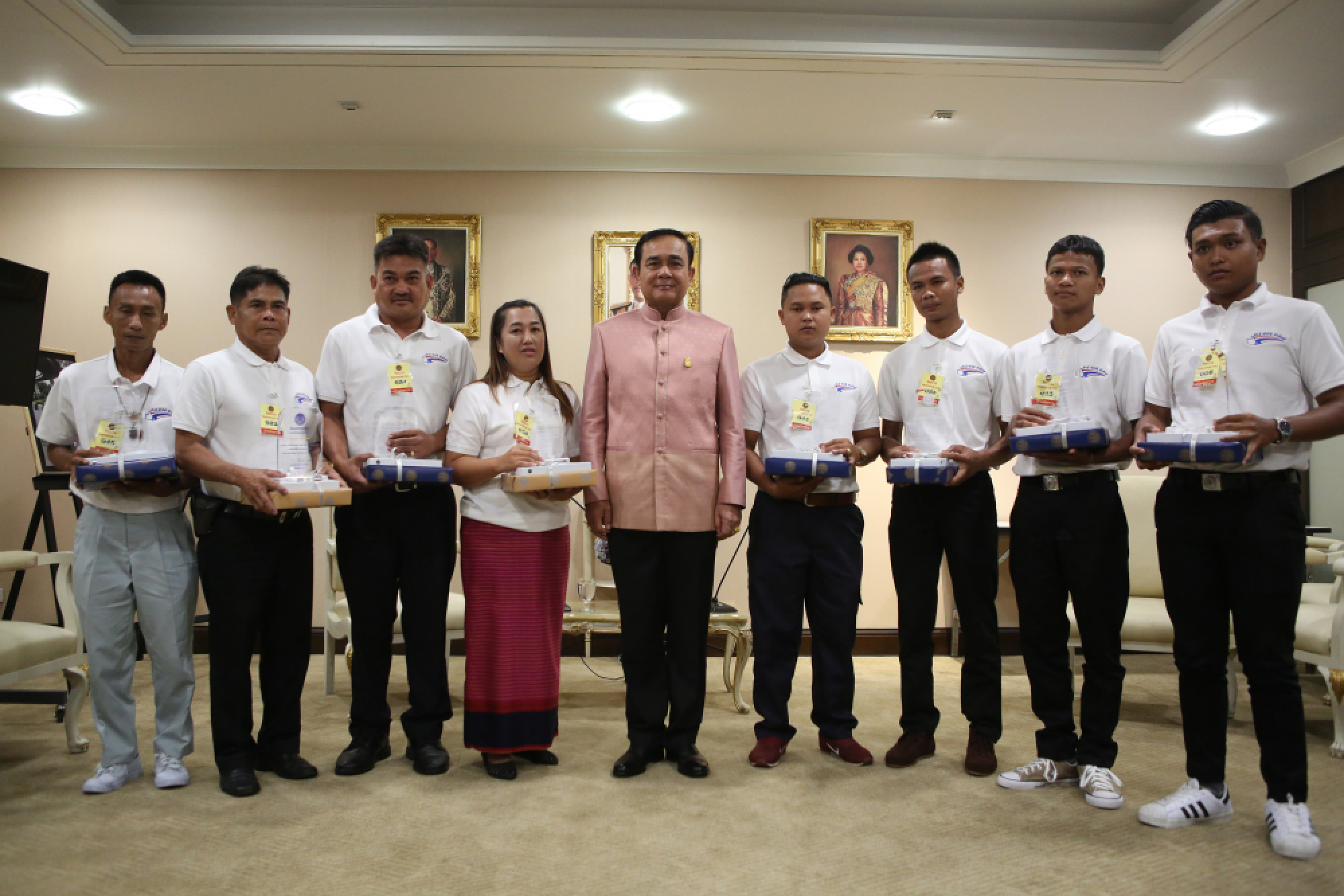 PM honours eight Samaritans for rescuing family from burning car