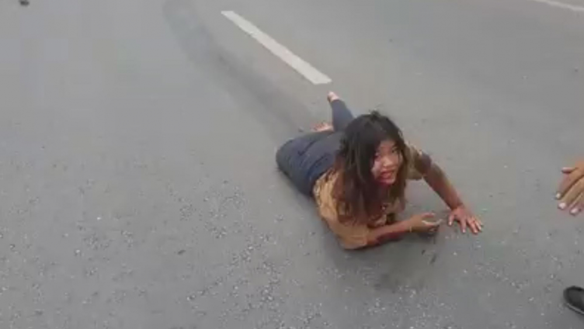 PM honours eight Samaritans for rescuing family from burning car