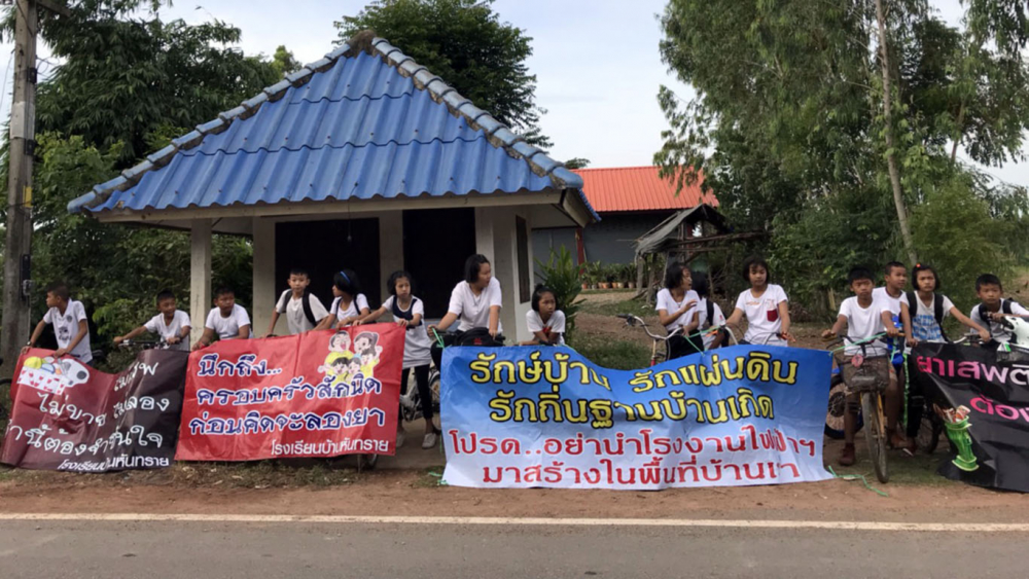 Three-hour bike rally spreads out across four villages against power plant